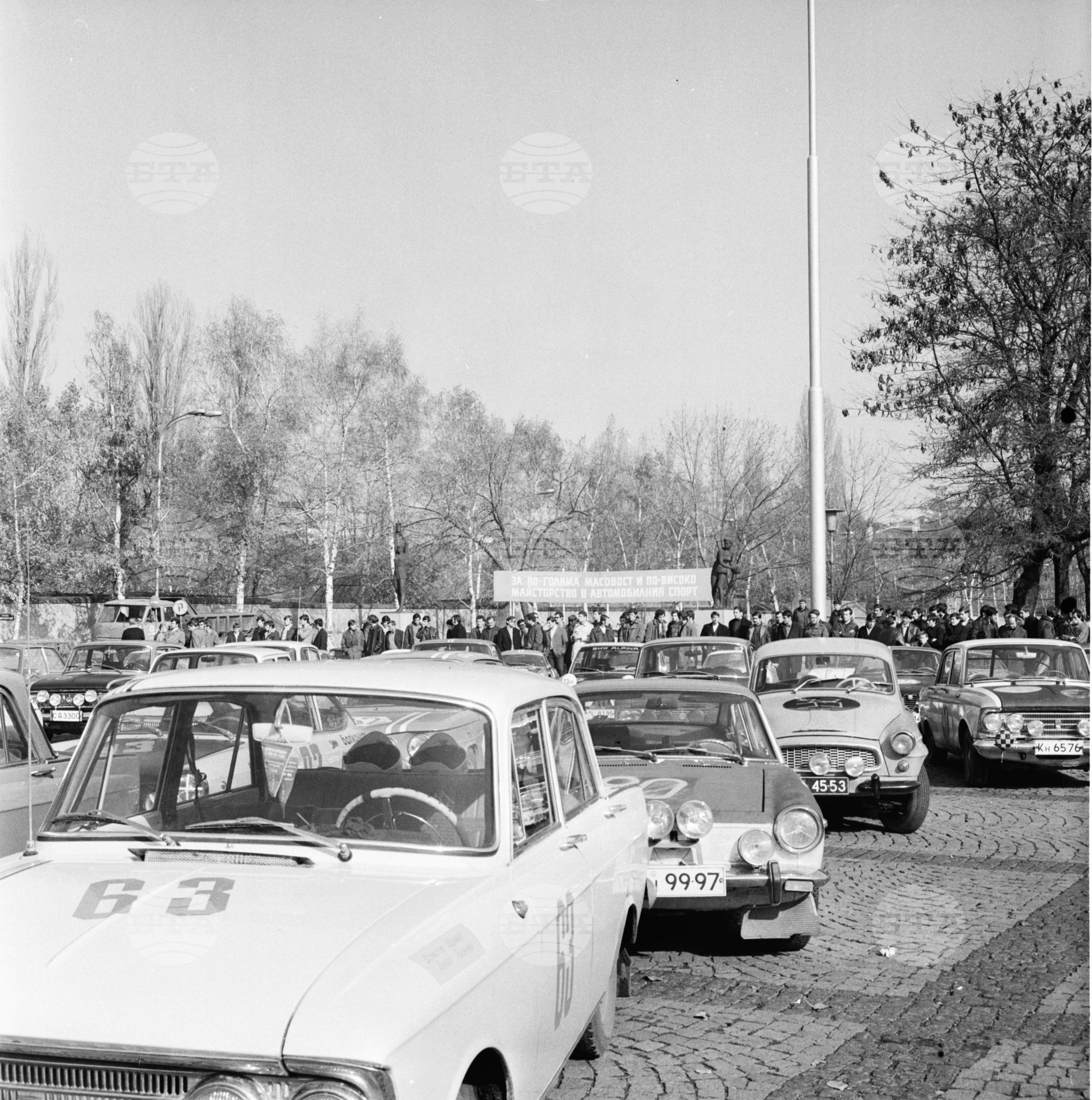 Откриване на автомобилната обиколка на България за 1971г и поднасяне на венци пред Мавзолея