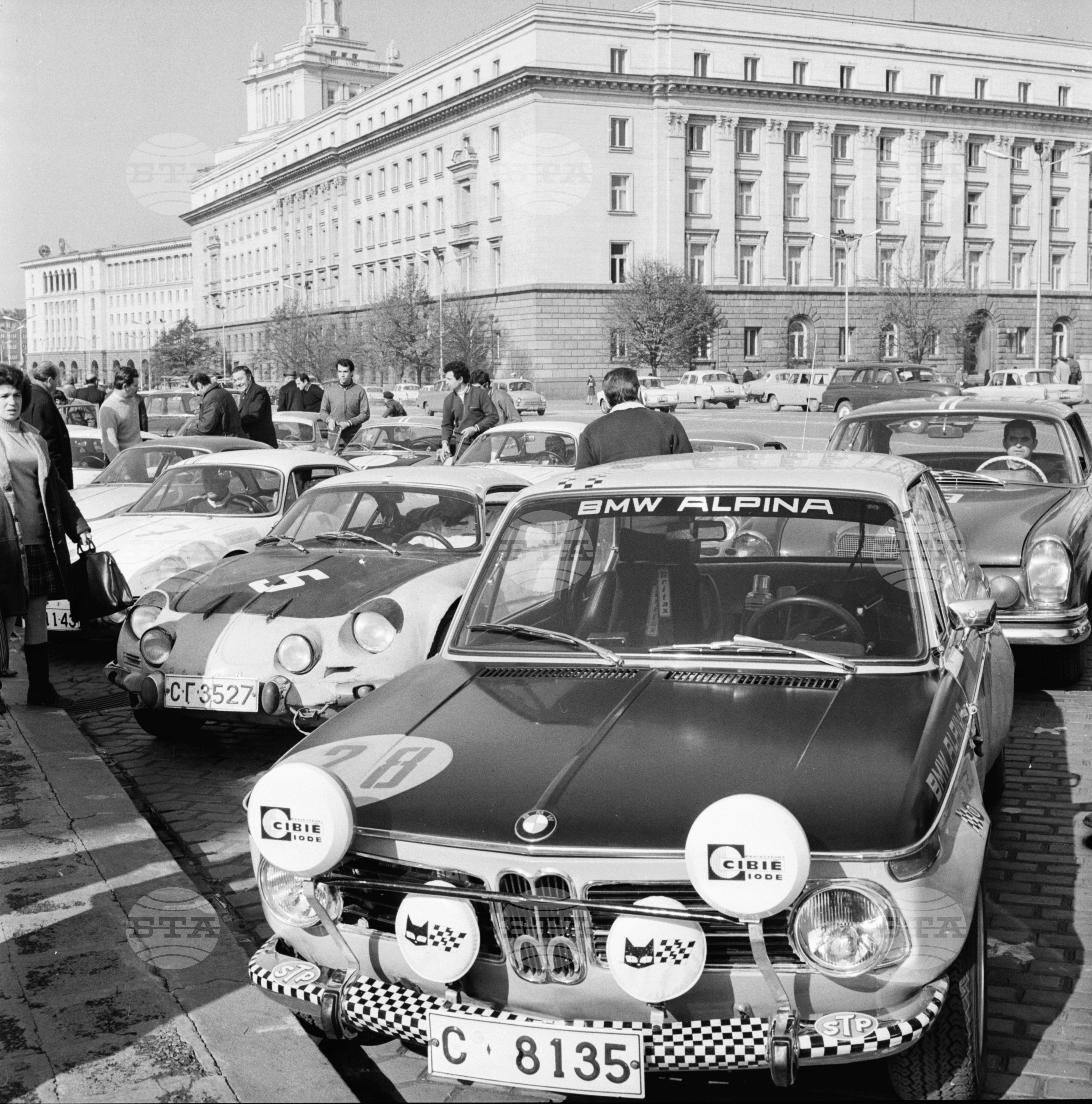 Откриване на автомобилната обиколка на България за 1971г и поднасяне на венци пред Мавзолея