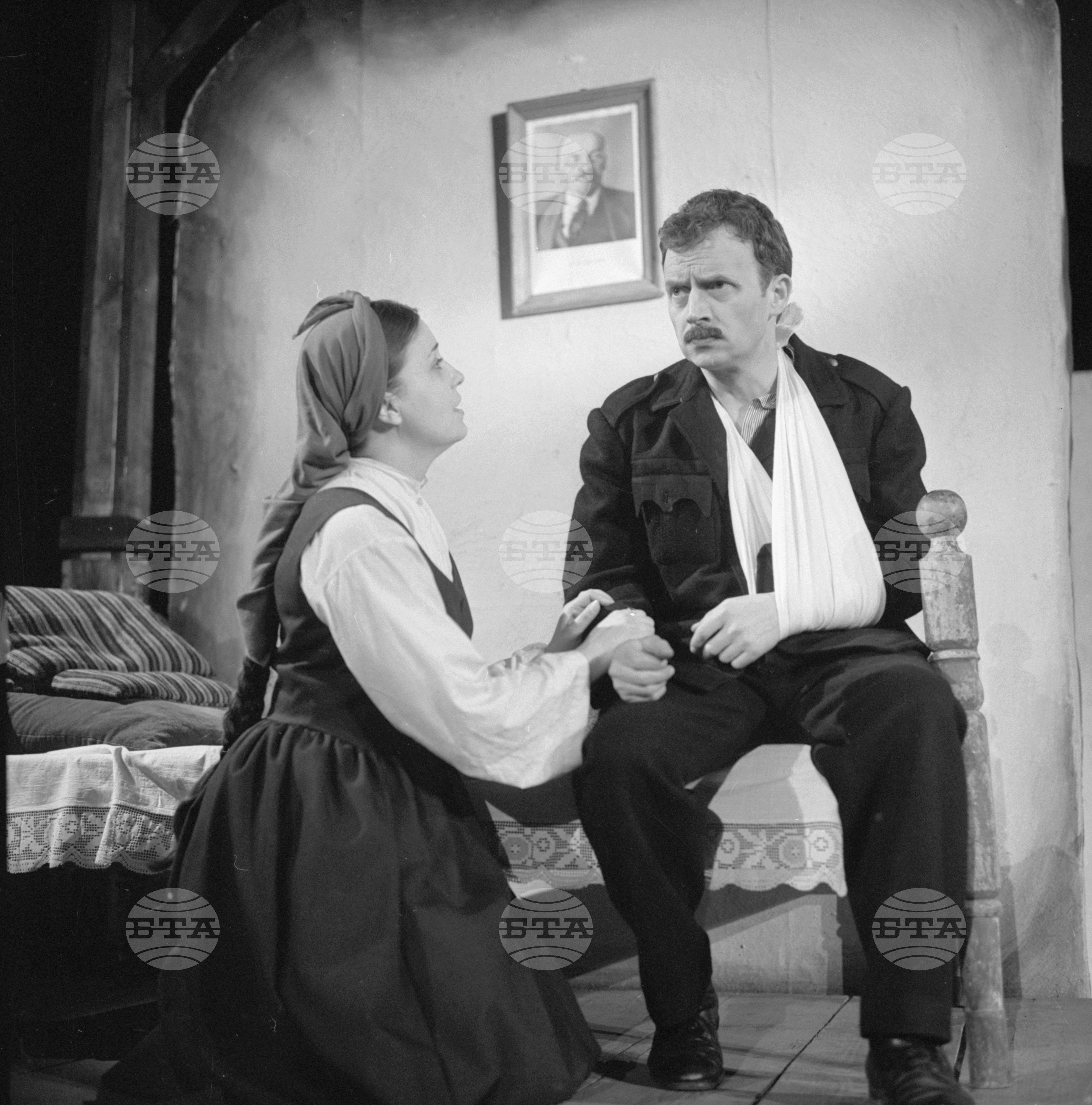 "Ленин влезе в нашия дом " от Георги Караславов, Постановка - Надежда Сейкова