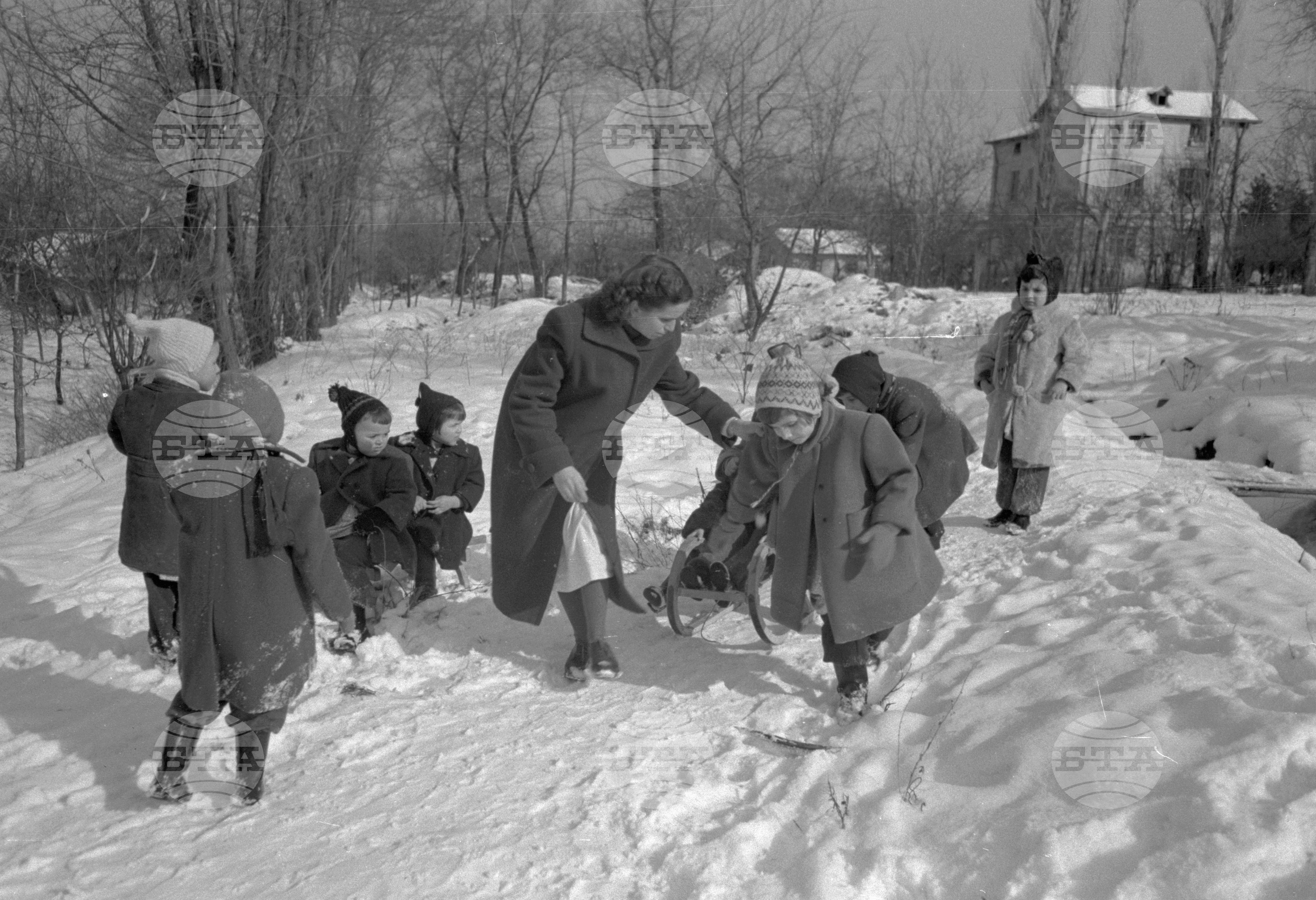 Зимни снимки в седмичната детска градина за деца на служители на МНО (Министерство на народната отбрана)