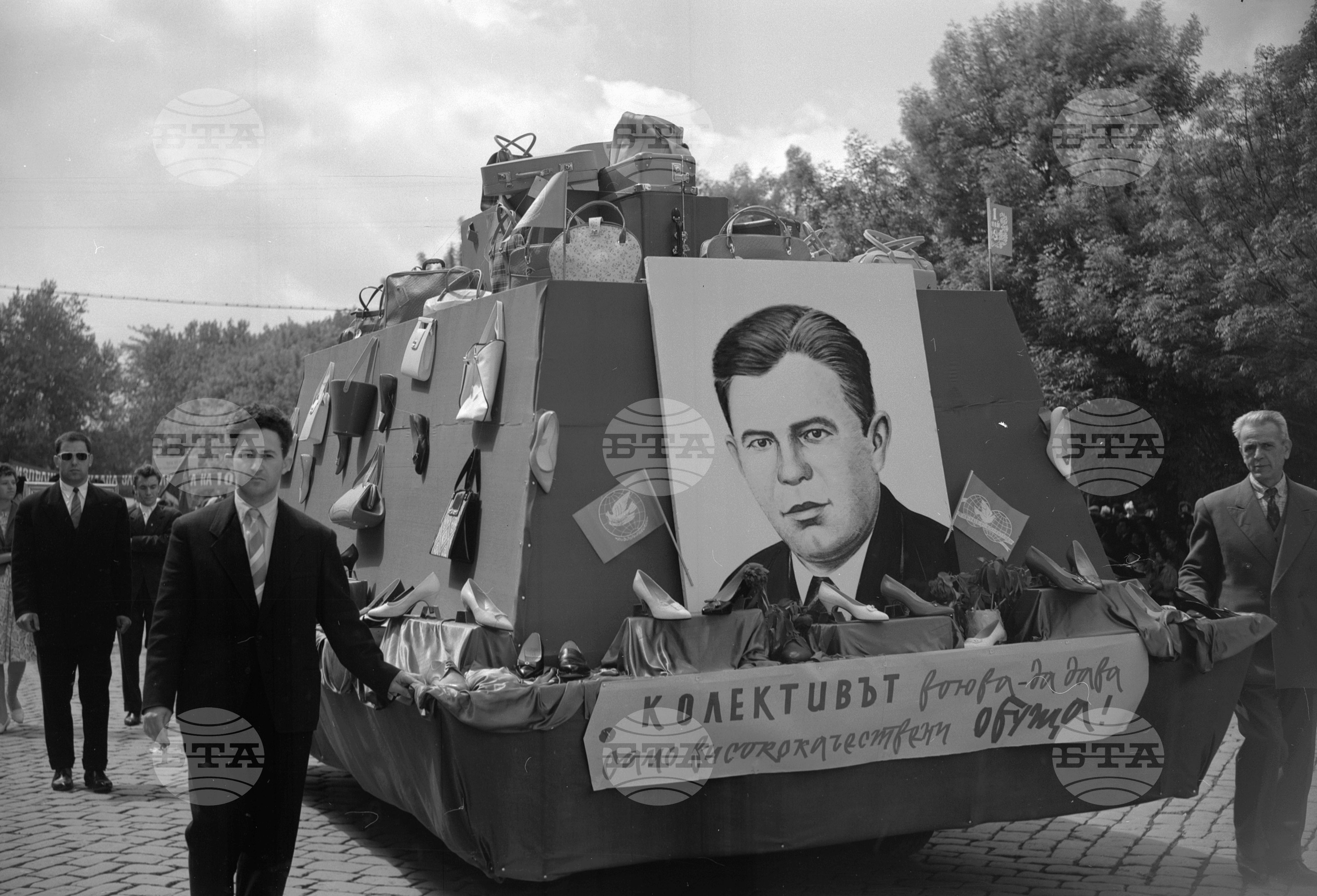 Величествената първомайска манифестация на трудещите се в Пловдив (1961) част 2