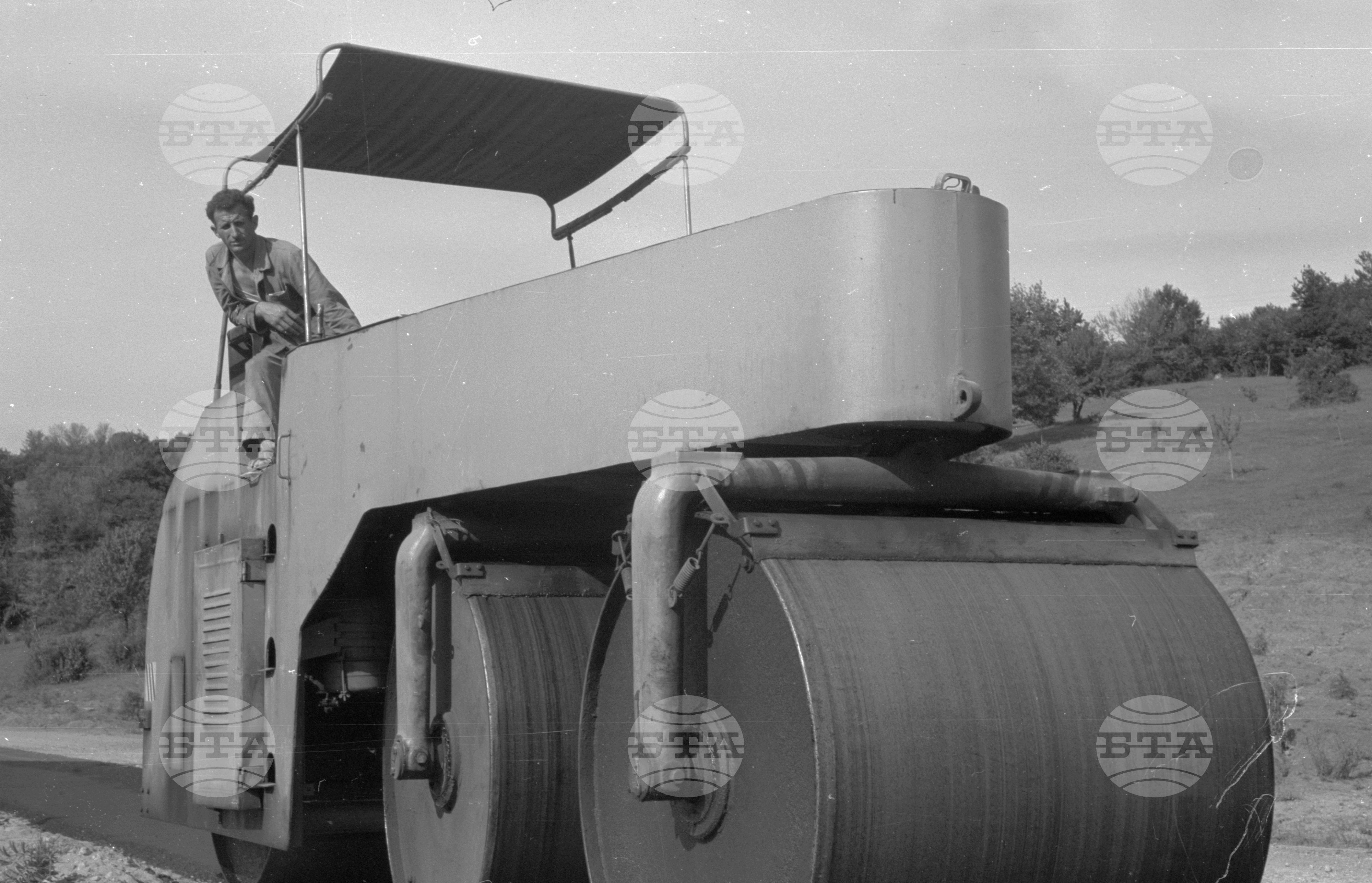 Асфалтират се нови пътища 1963