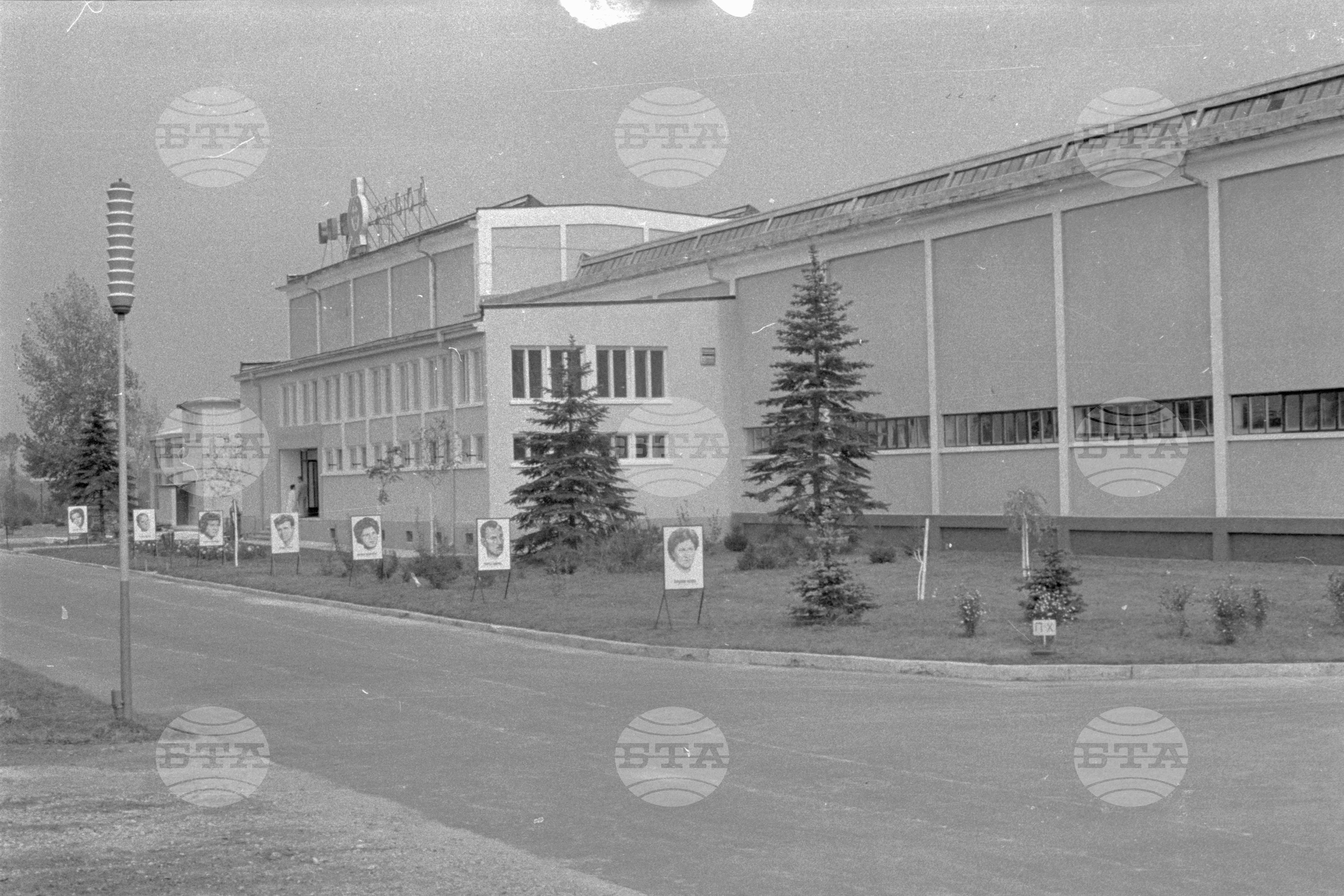 В завода за преработване и стабилизиране на вината край София-част 2