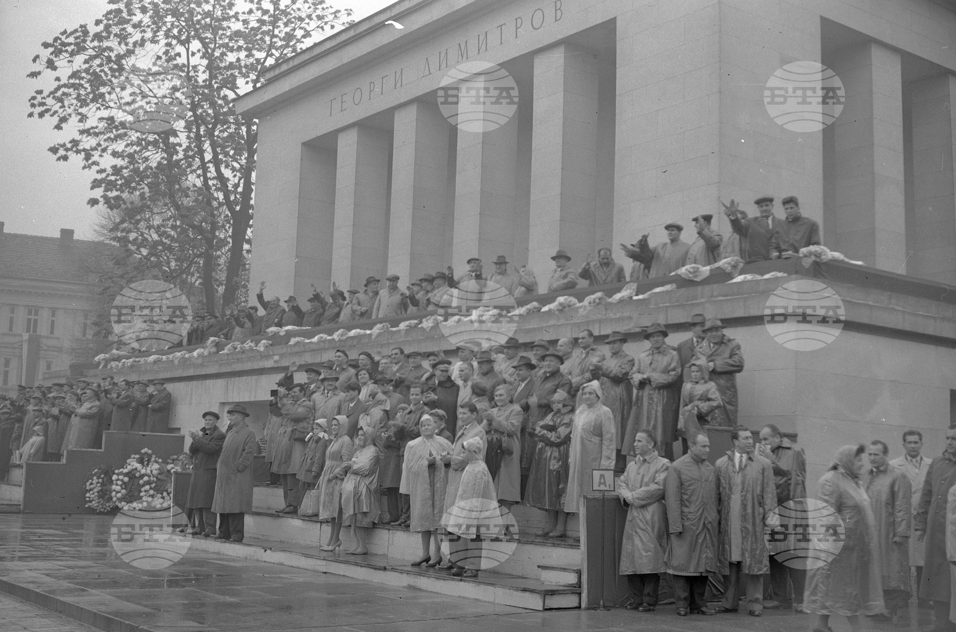 Величествената манифестация на трудещите се в София по случай 44-годишнината от Октомврийската социалистическа революция