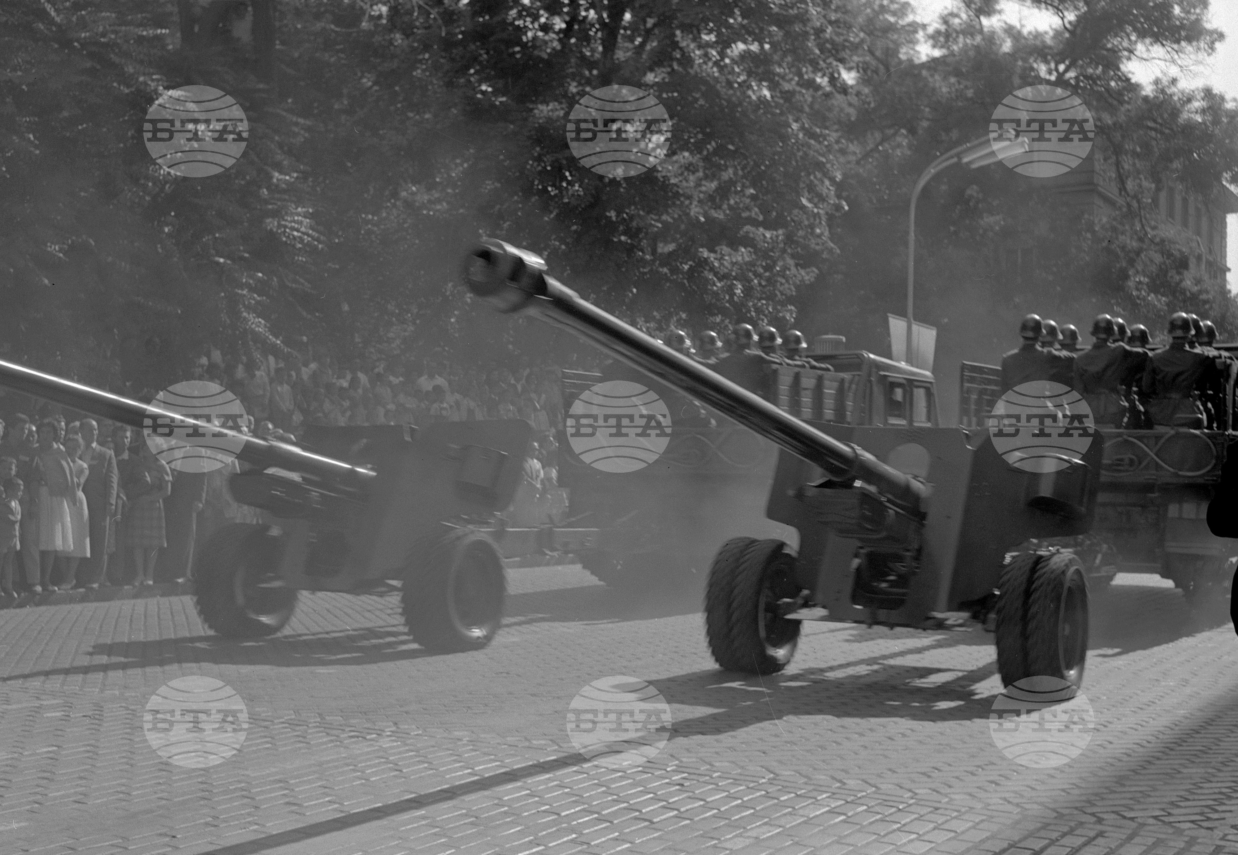 Парад на военните части от Софийския гарнизон на площад "Девети септември" по случай 17-годишнината от Социалистическата революция