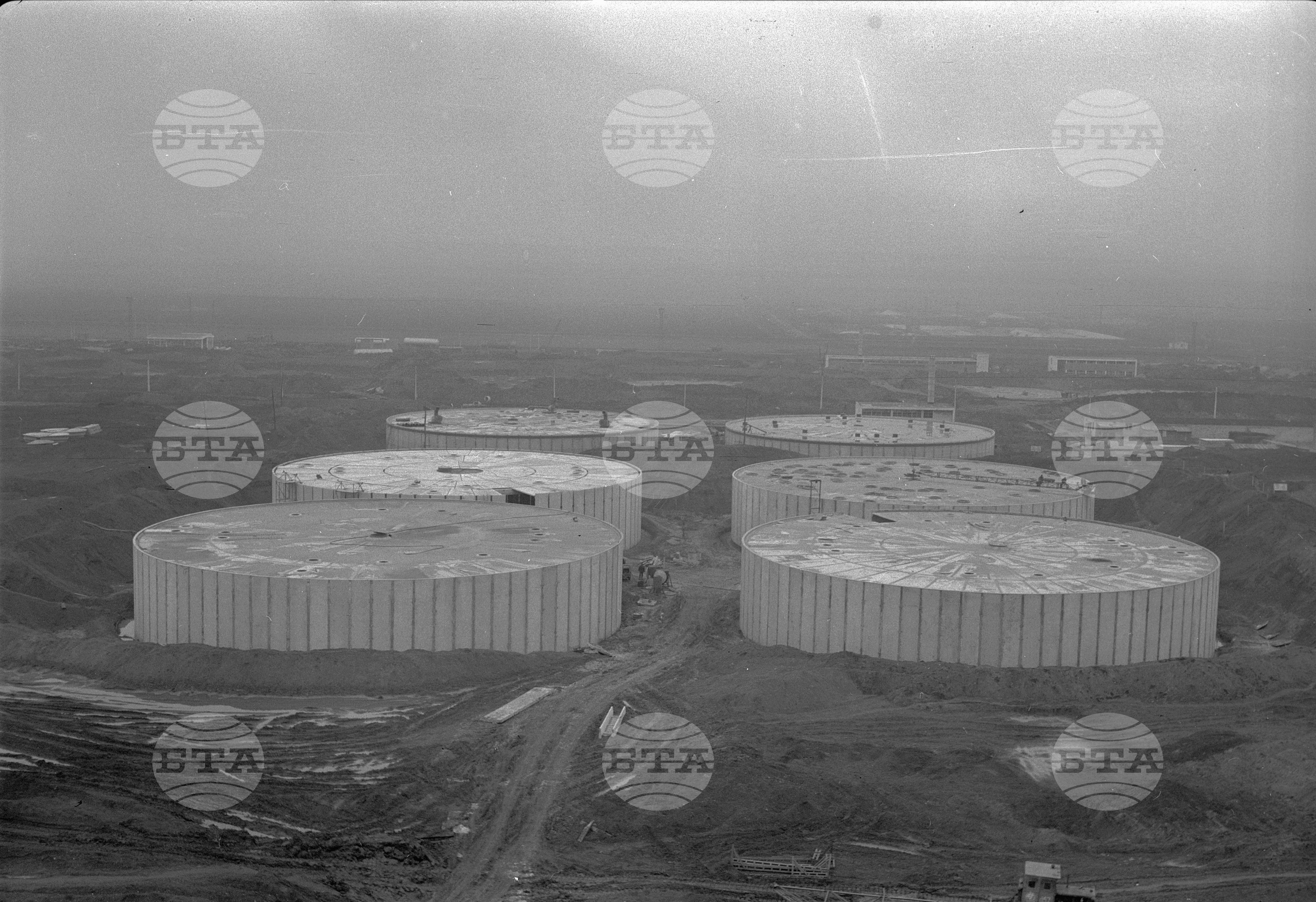 На строежа на нефтопреработвателния завод край Бургас