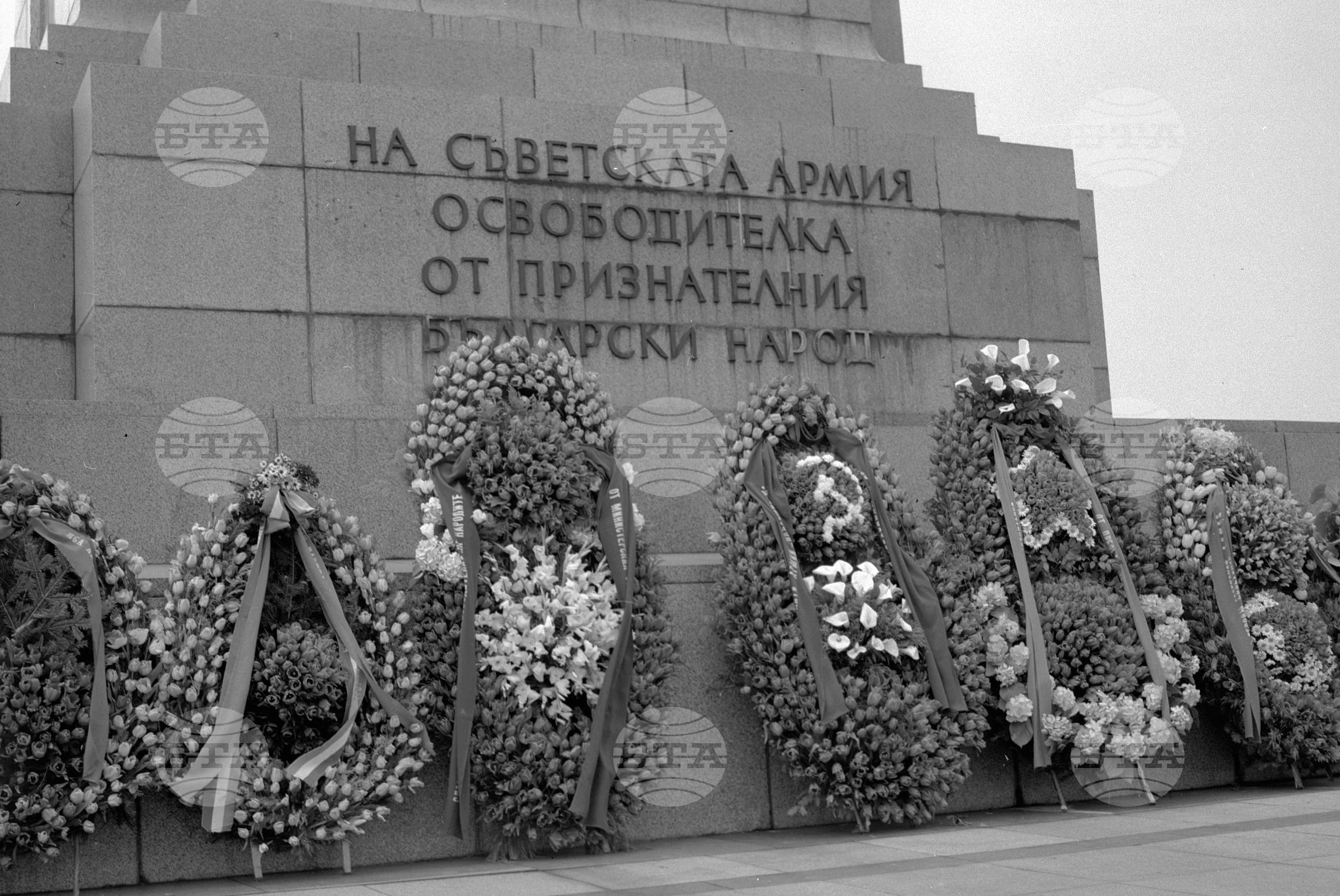 Венци пред паметника на Съветската армия, София
