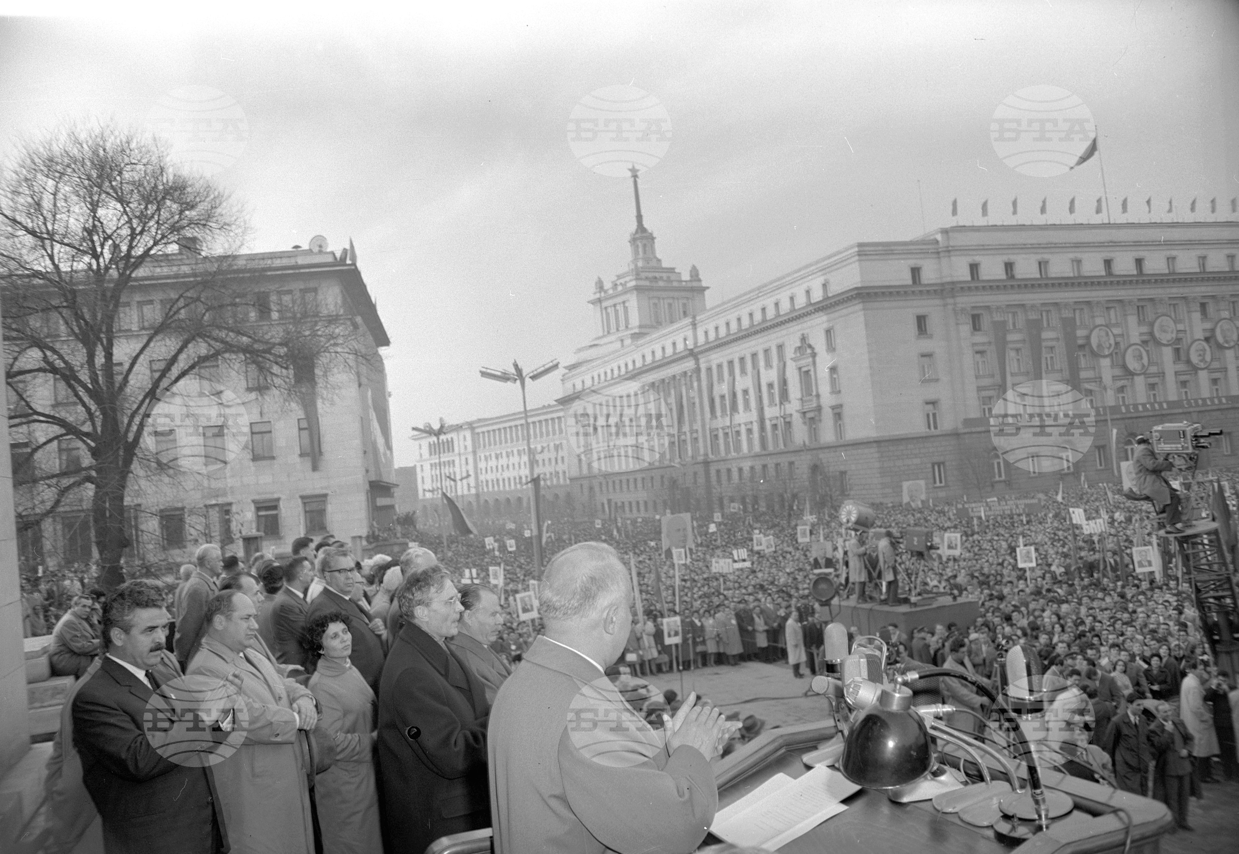 Многохиляден митинг в столицата по случай завършването на Осмия Конгрес на Българската комунистическа партия