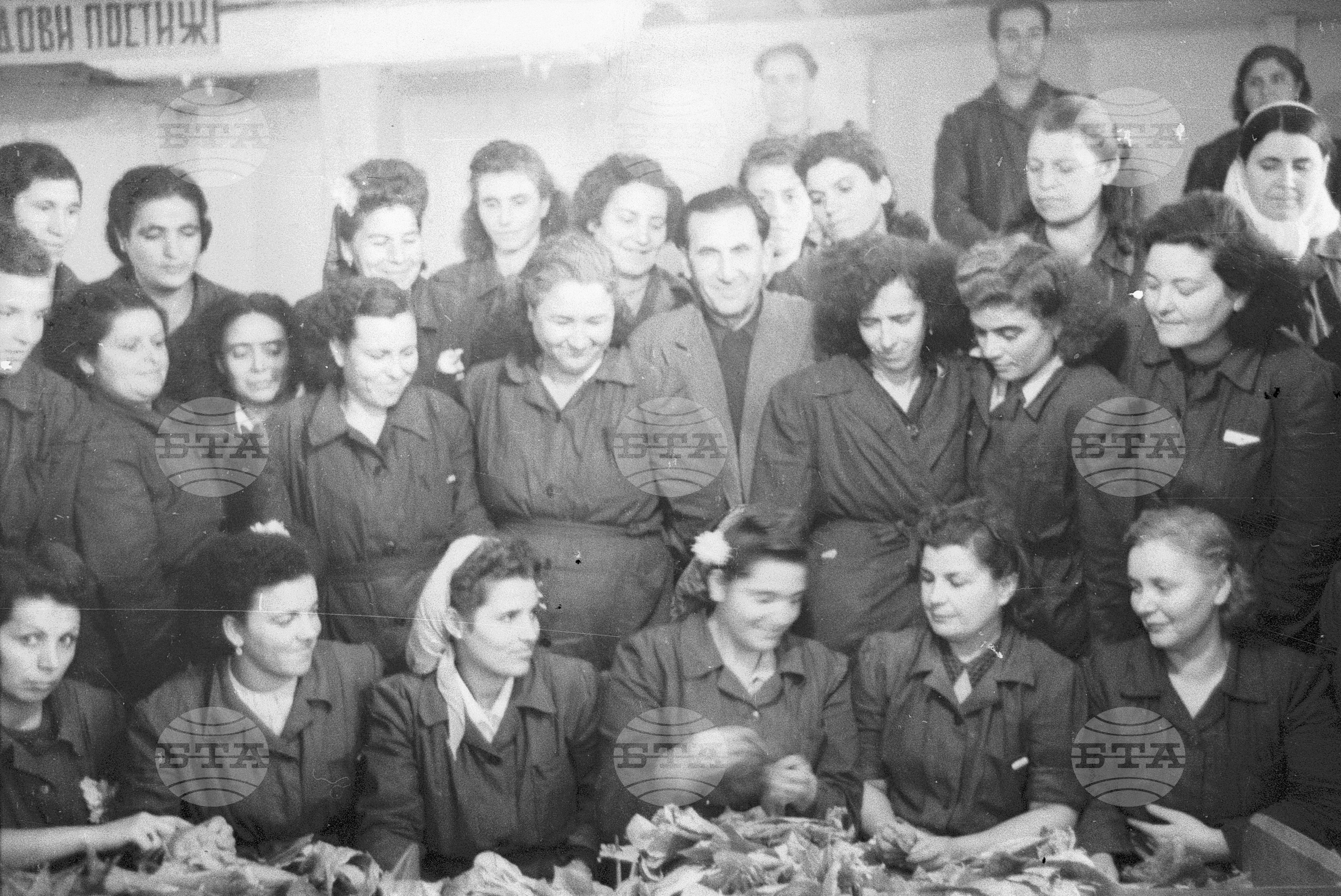 Ирина Боянова предава своя опит, 1951