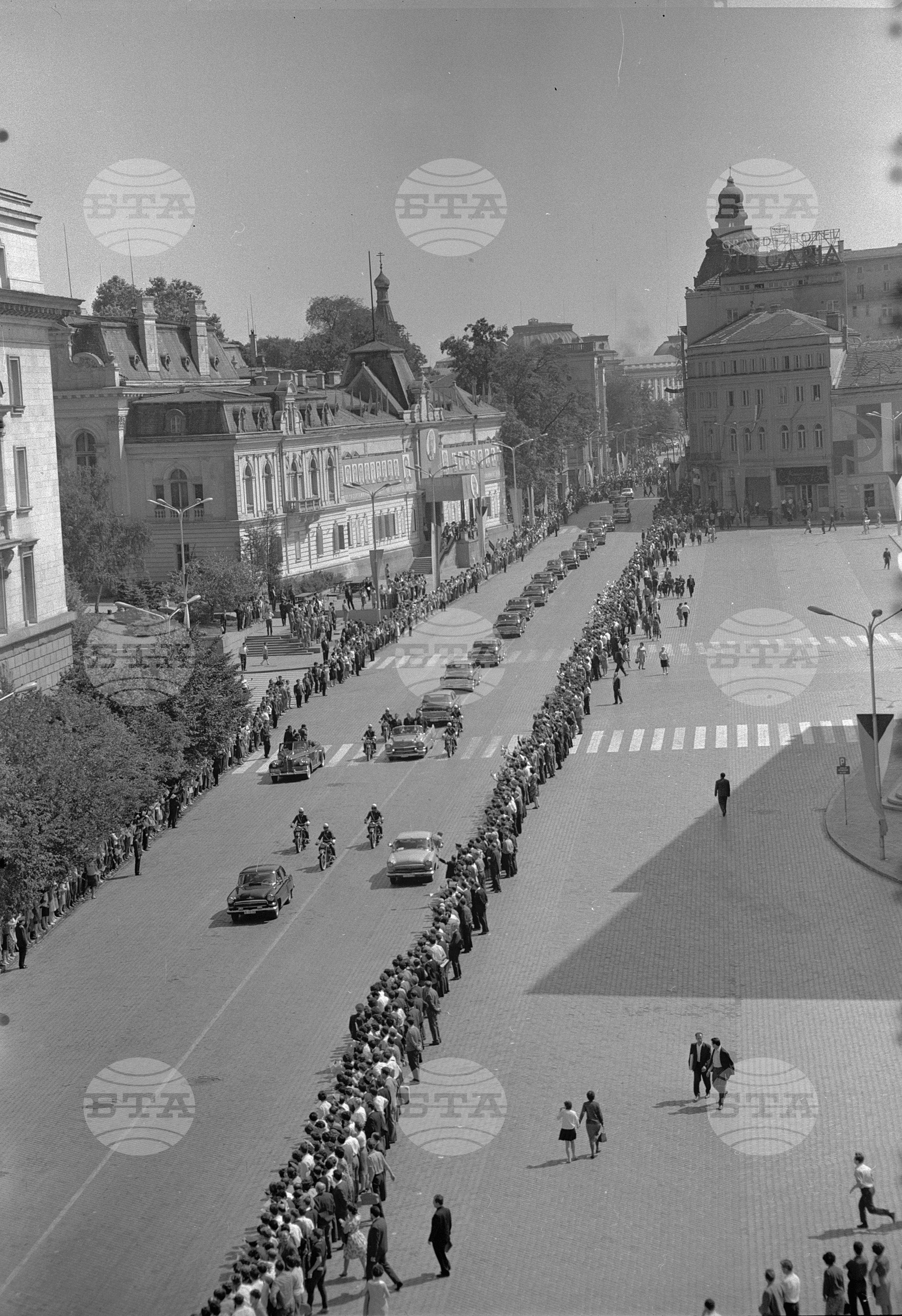 Посрещане на чехословашката партийно-правителствена делегация на площад "Девети септември" в София