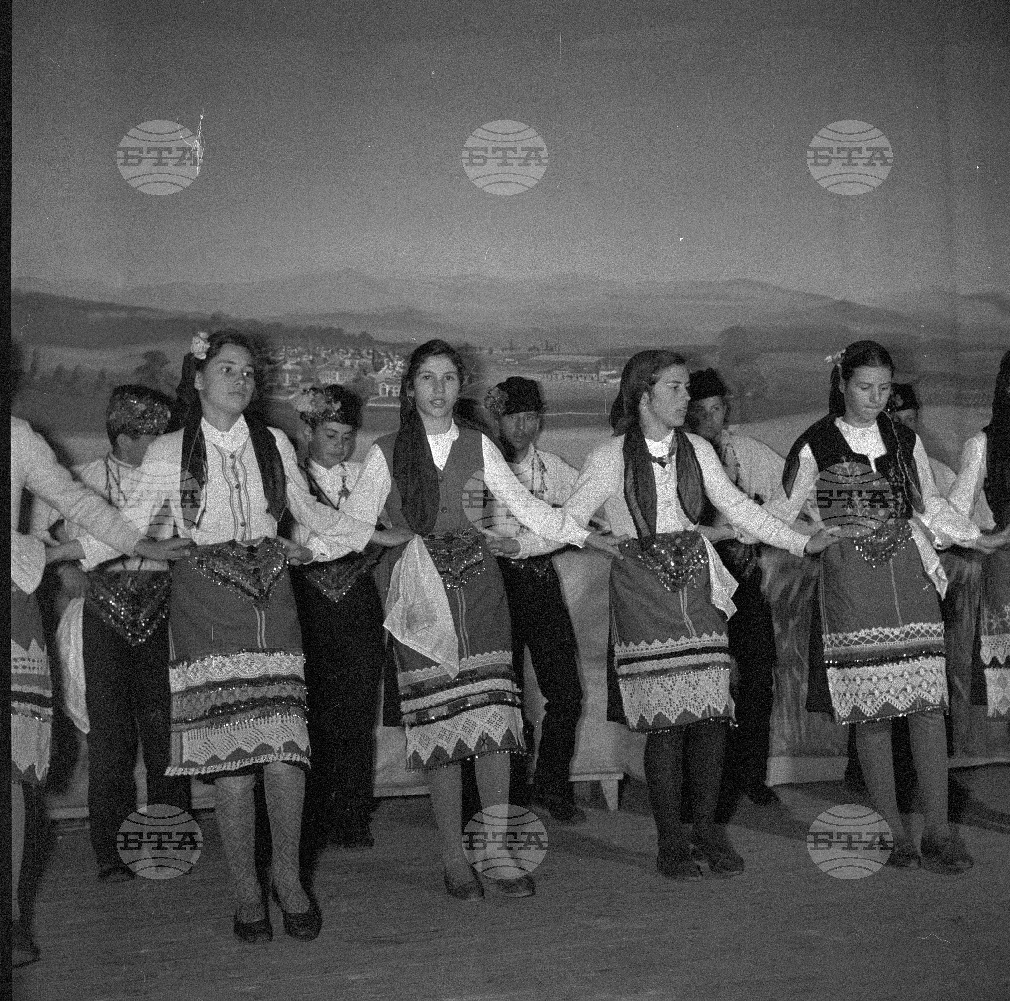 Пионери-самодейци от село Подвис, Бургаски окръг