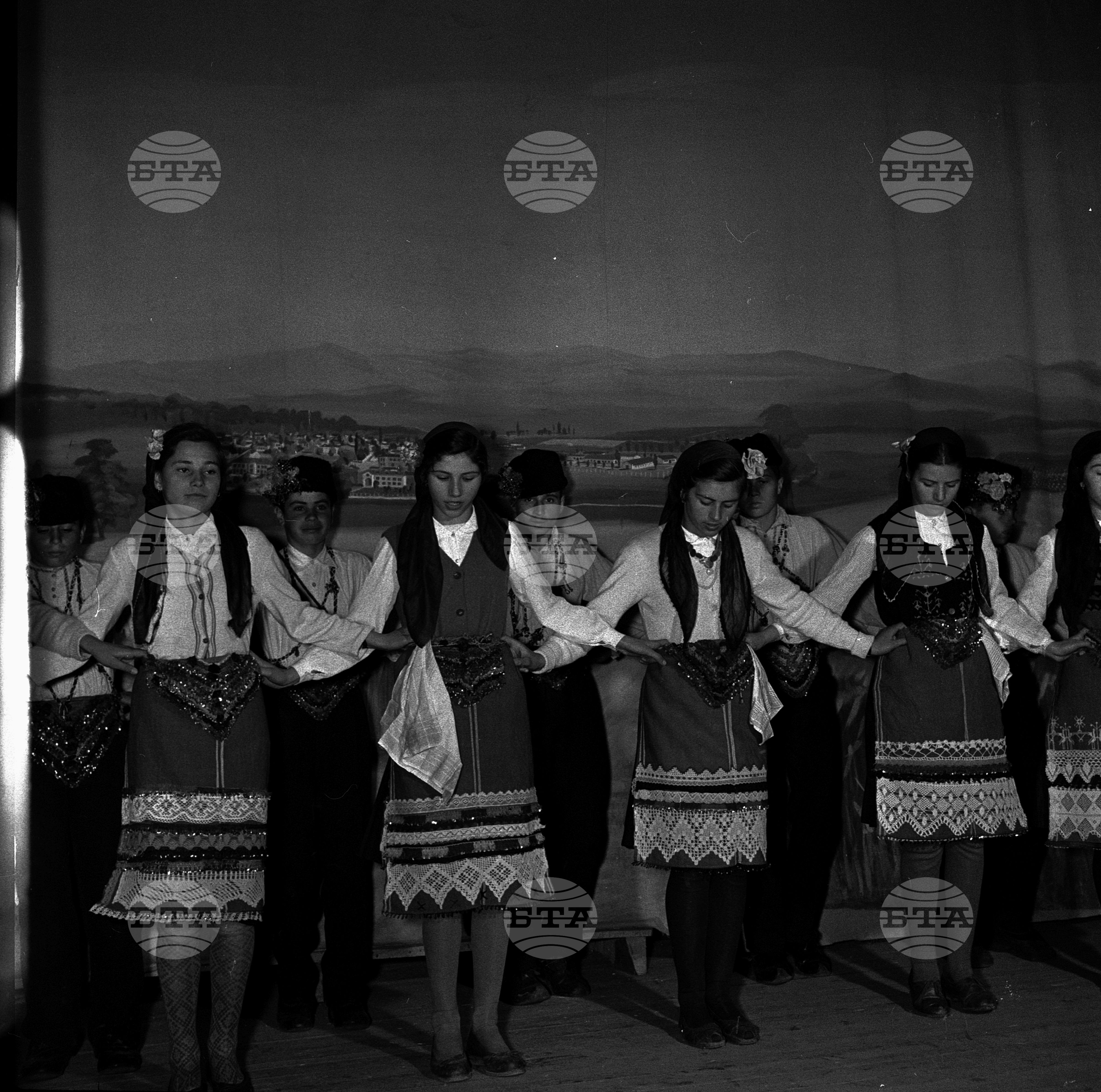 Пионери-самодейци от село Подвис, Бургаски окръг