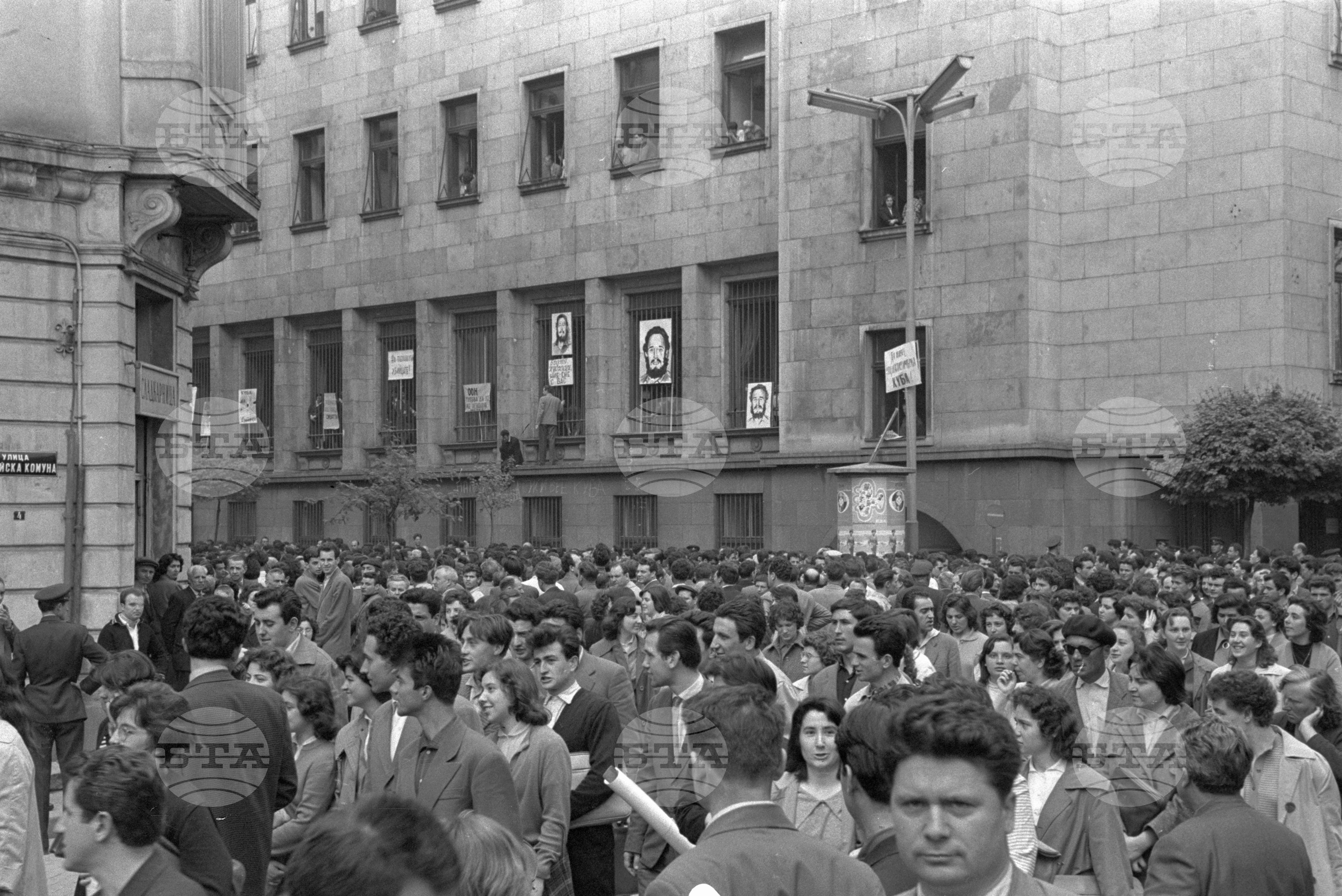 Протестен митинг на работниците от Авторемонтен завод-гара Искър, против Американската агресия в Куба