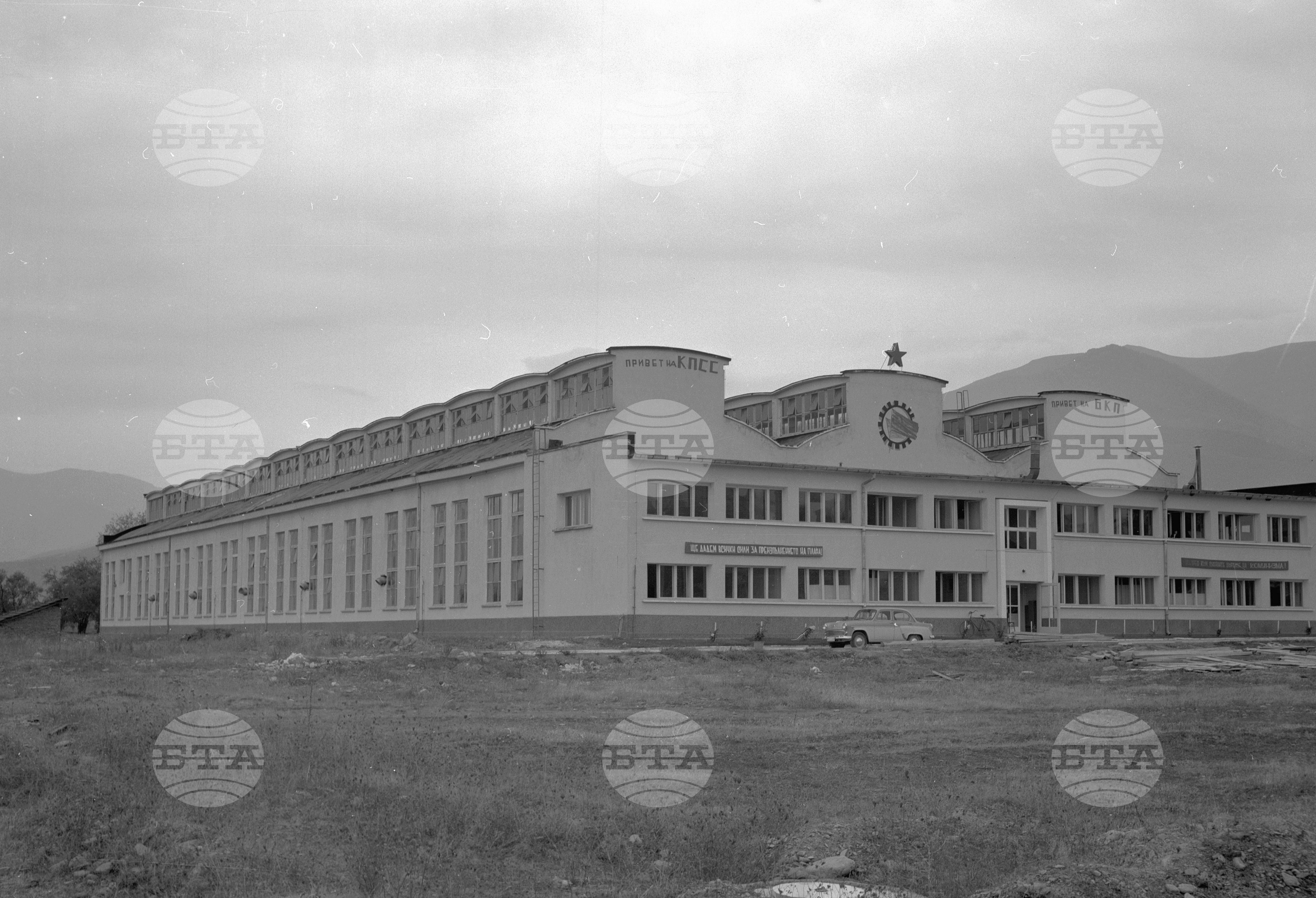 В новопостроеният завод за абразивни инструменти (шмиргелови шайби) край град Берковица