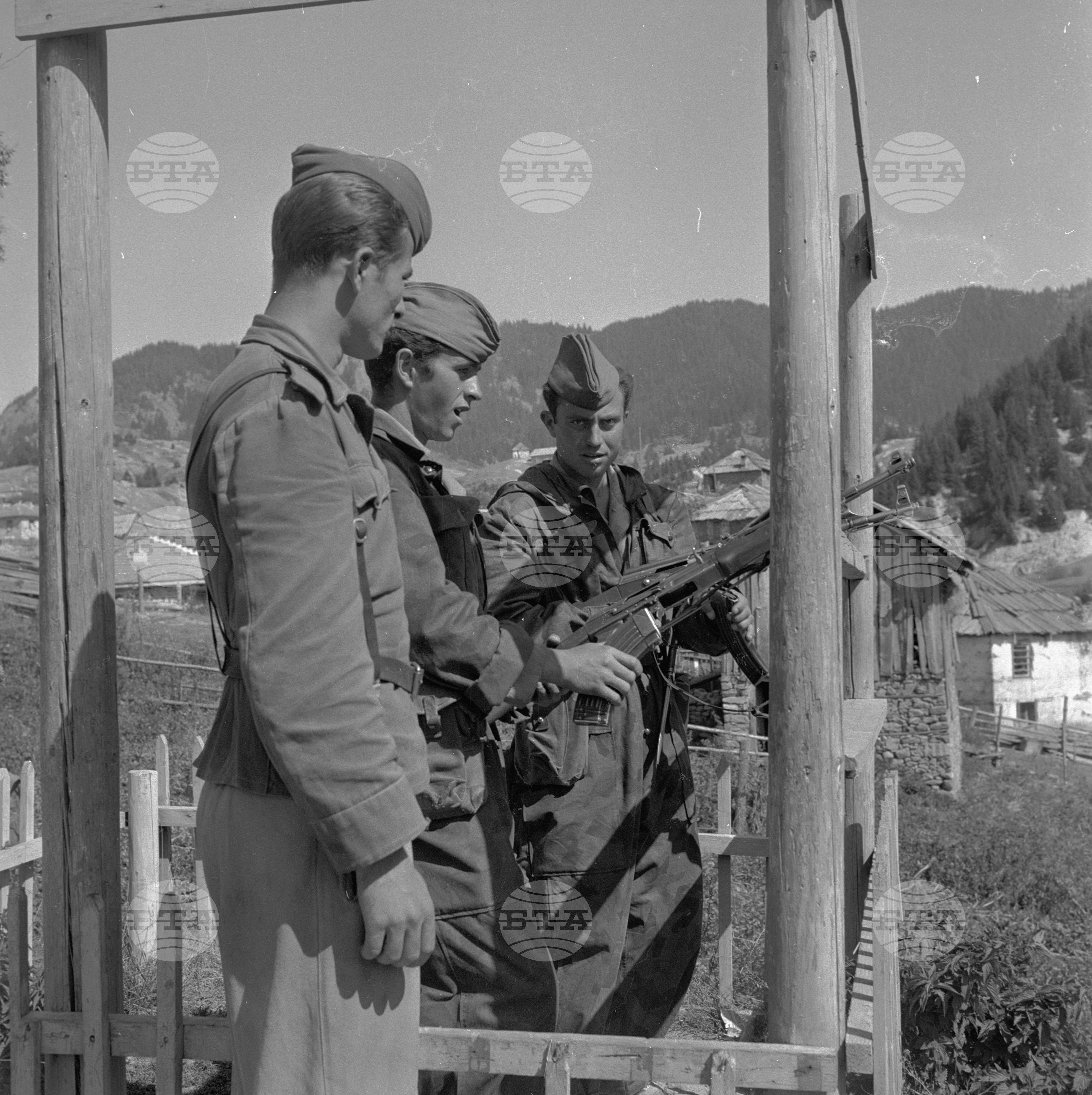 Военнослужещи в Родопите 1963 година