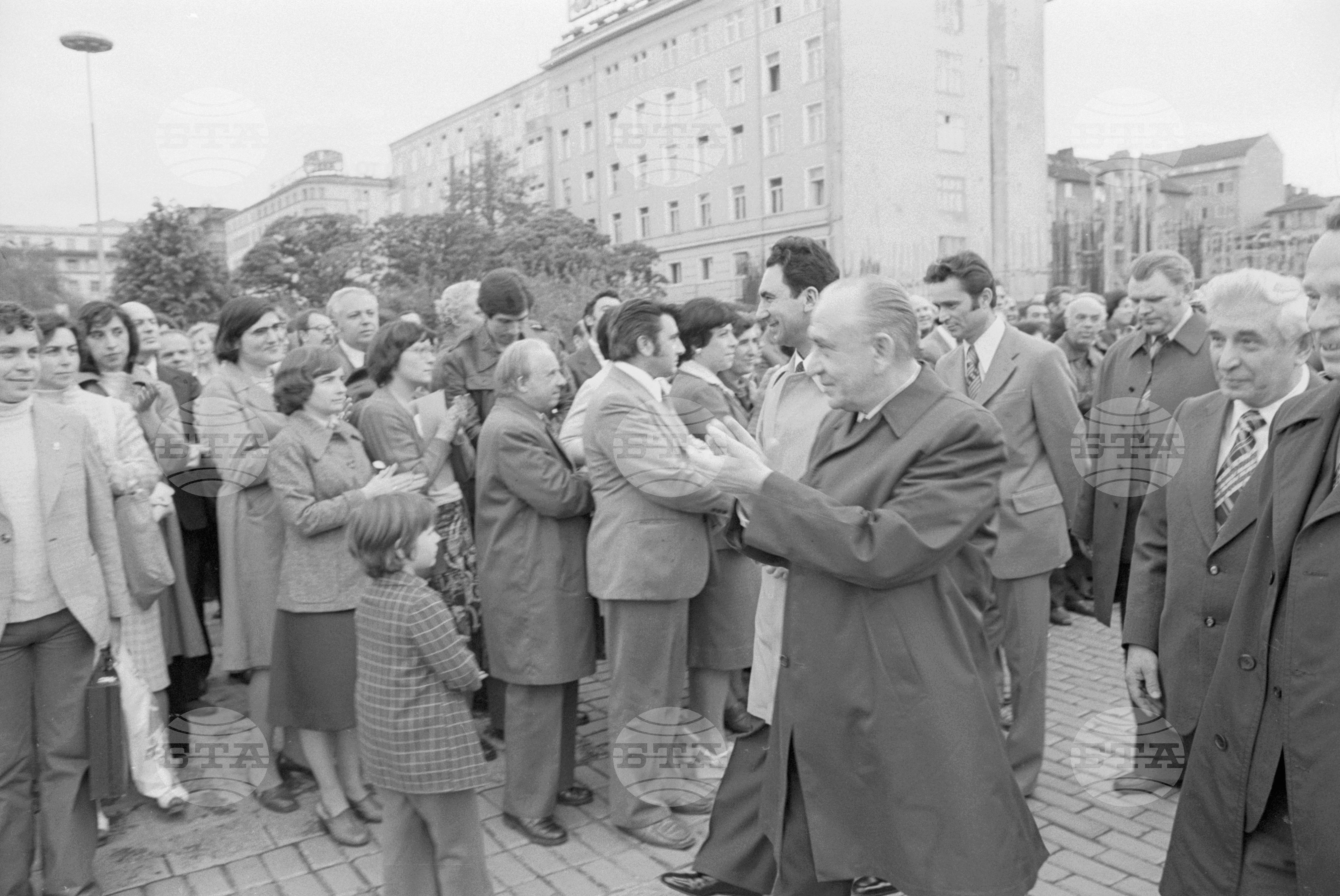 Тържествено полагане на венци от членовете на съветската делегация оглавявана от члена на политбюро на Централен комитет на Комунистическата партия на Съветския Съюз (ЦК на КПСС) Виктор Гришин