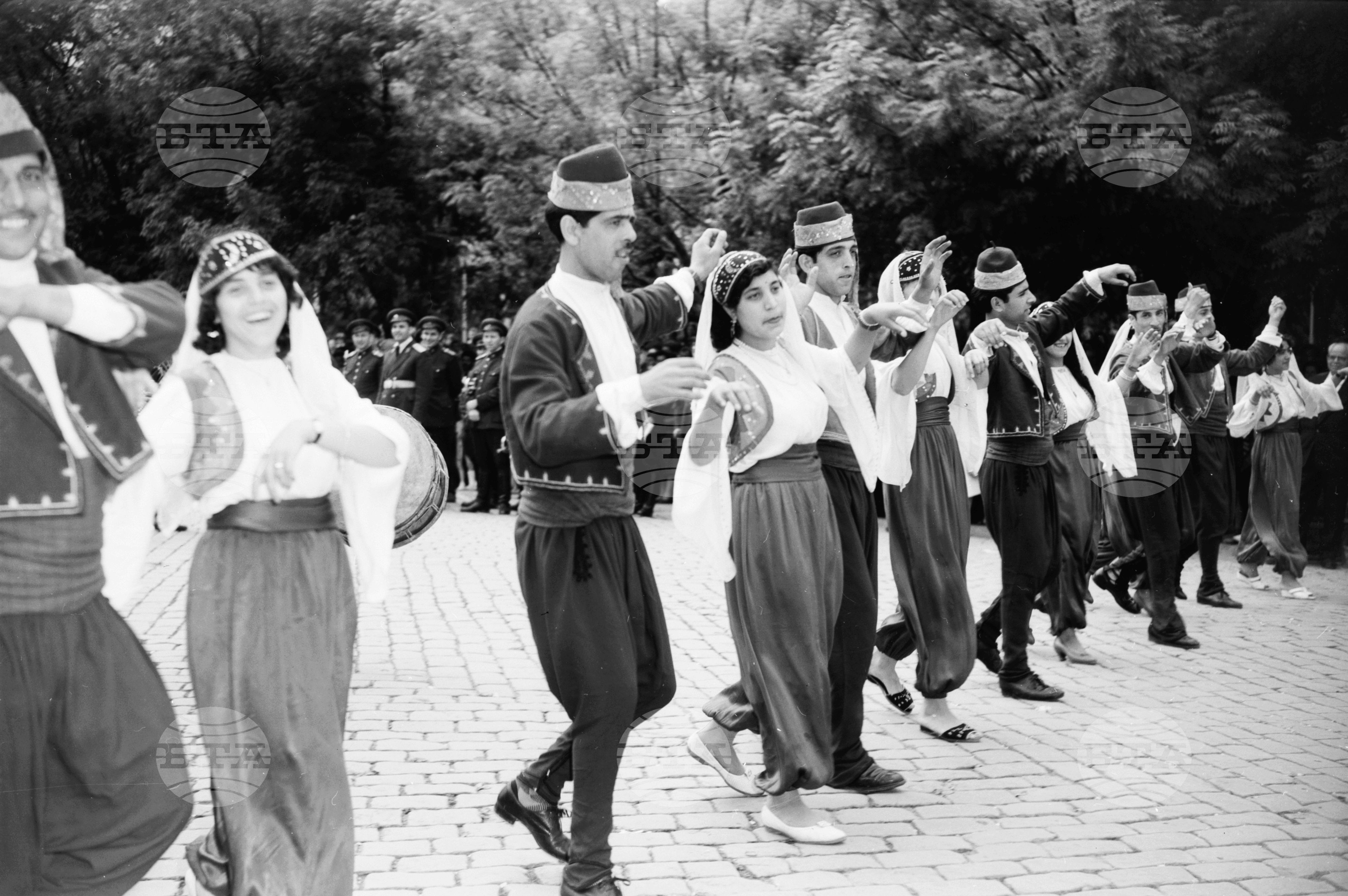 Величествената първомайска манифестация на трудещите се в Пловдив (1961) част 4