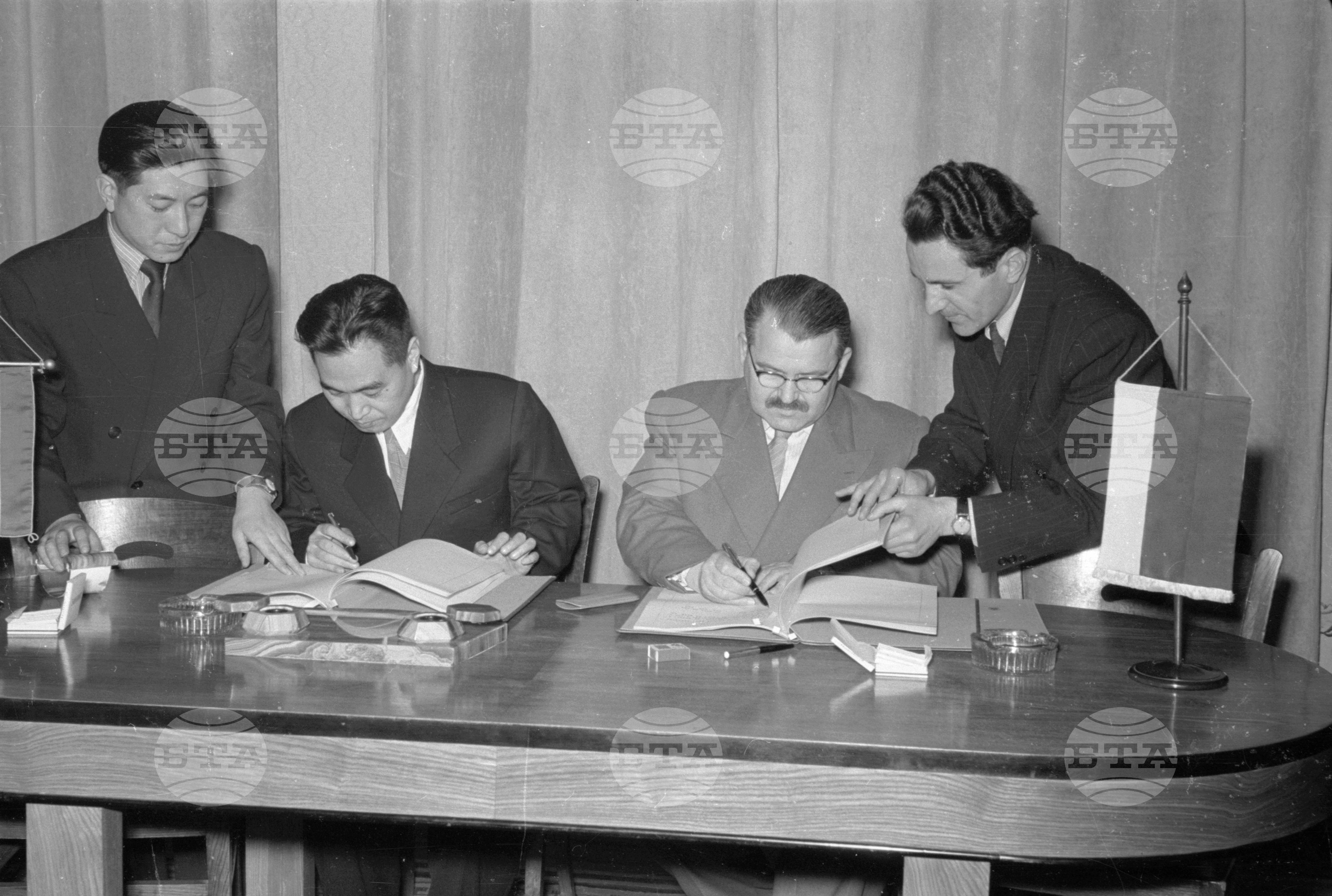 Подписване на спогодбата за стокообмен и плащания през 1957 година между Народна република България и Корейската народнодемократична република