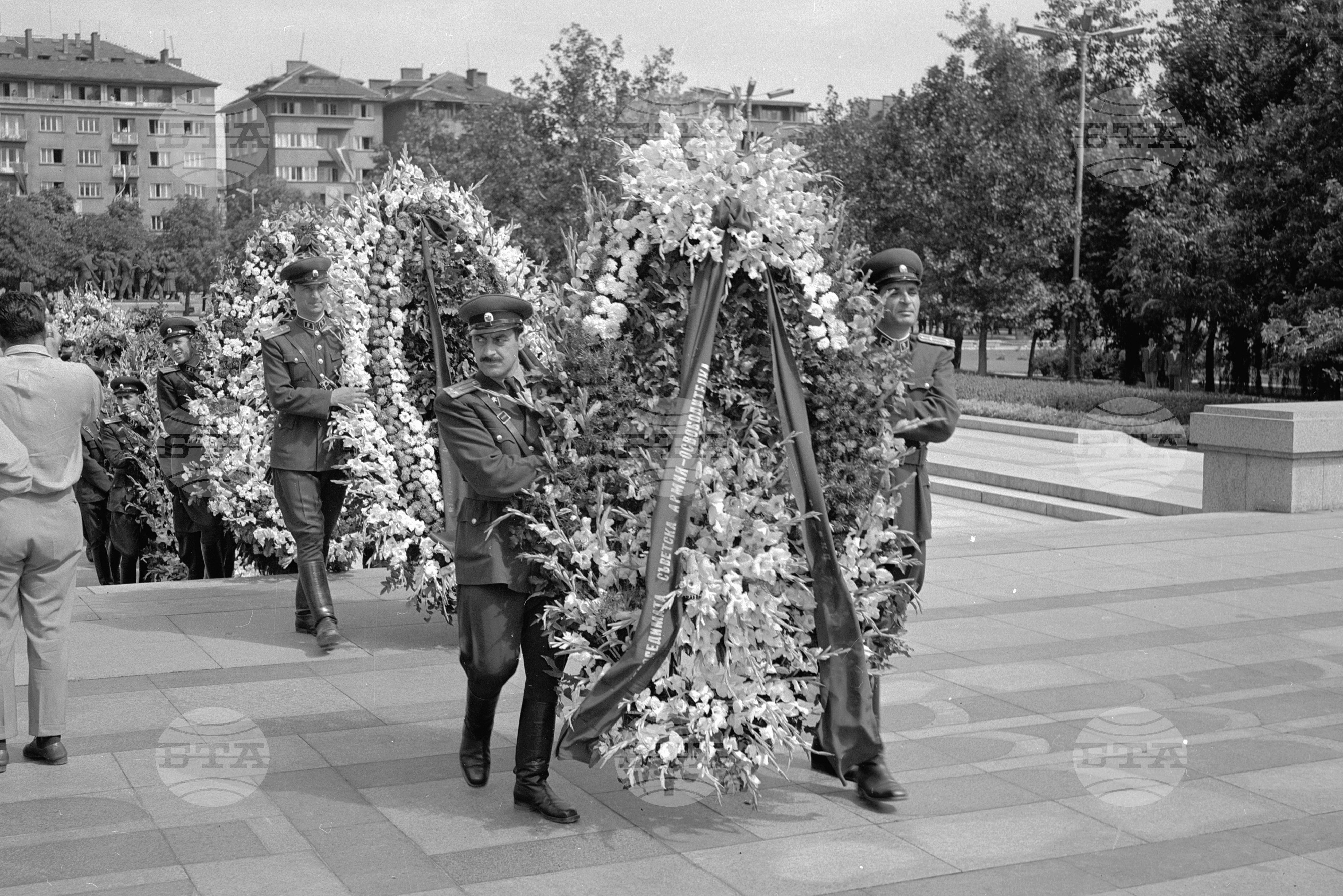 Венци пред Паметника на Съветската армия и Паметника на героите, загинали в борбата против фашизма