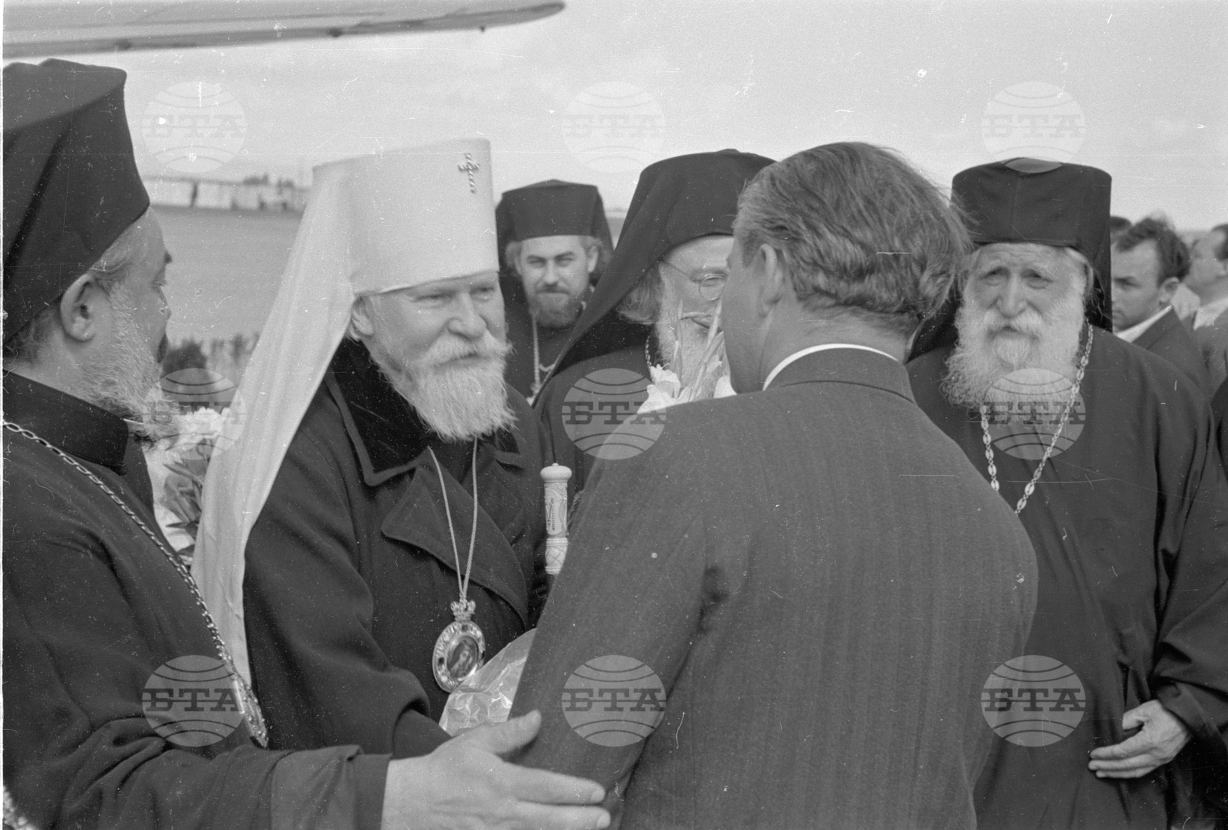 Посрещането на митрополит Николай  Крутицки и Коломенски на летище "Враждебна". Посрещането на културна делегация от Съветския съюз - Хачатурян и Филипенко, видни музикални дейци гостуващи у нас по случай прегледа на българското музикално творчество след 9 септември 1944 година