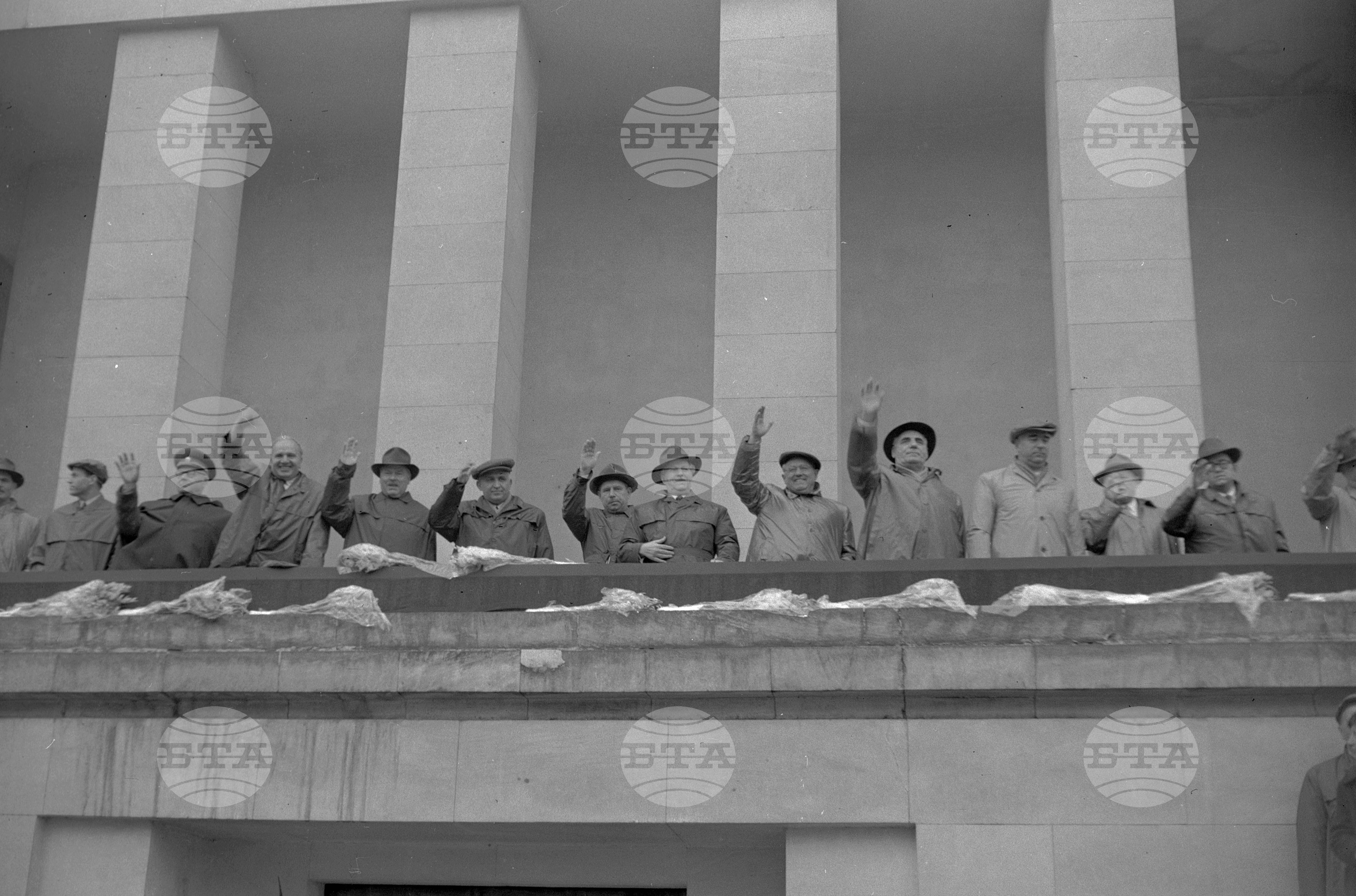 Величествената манифестация на трудещите се в София по случай 44-годишнината от Октомврийската социалистическа революция