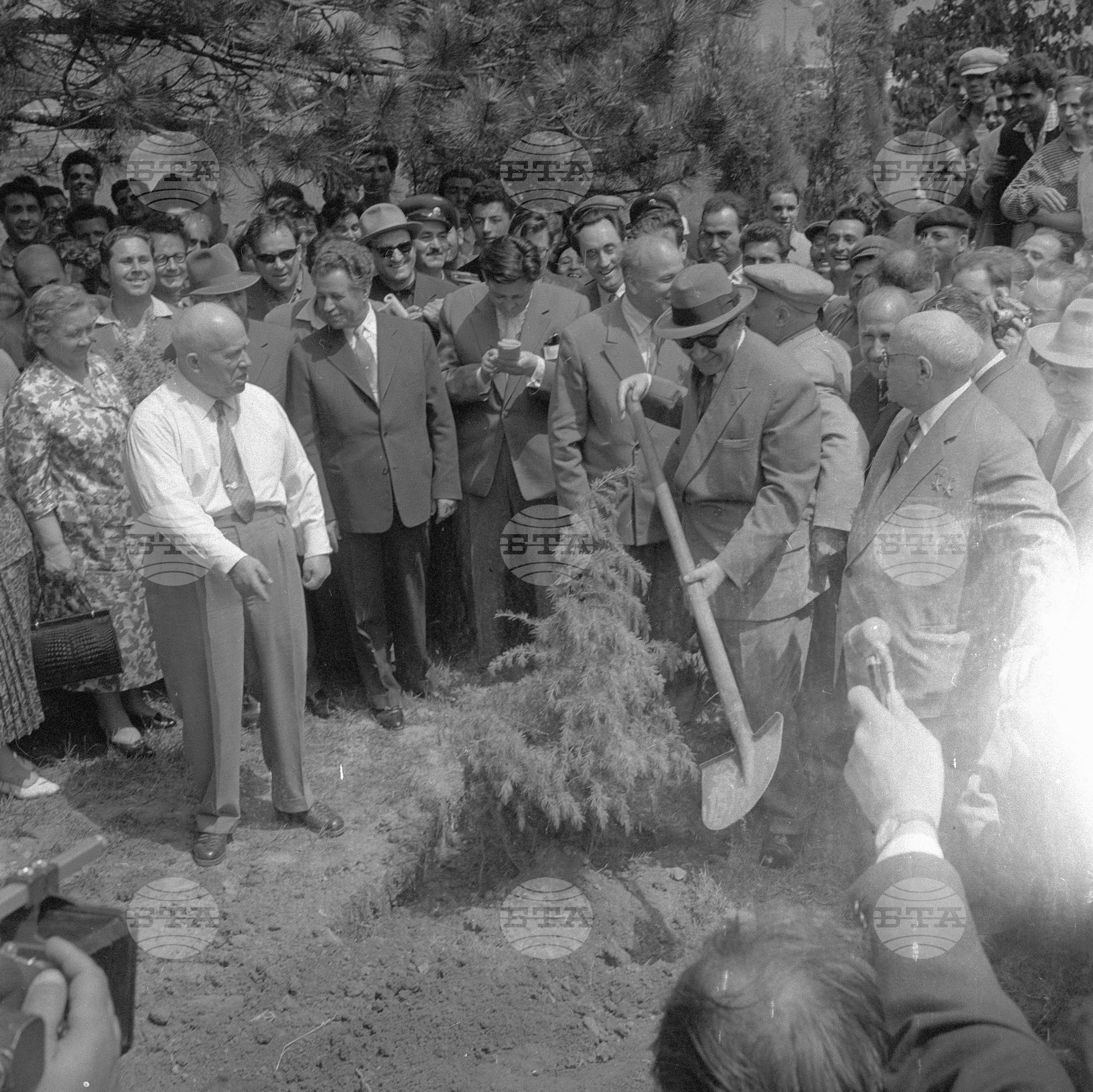 Съветска партийно-правителствена делегация, начело с Н. С. Хрушчов на обиколка из страната част 2
