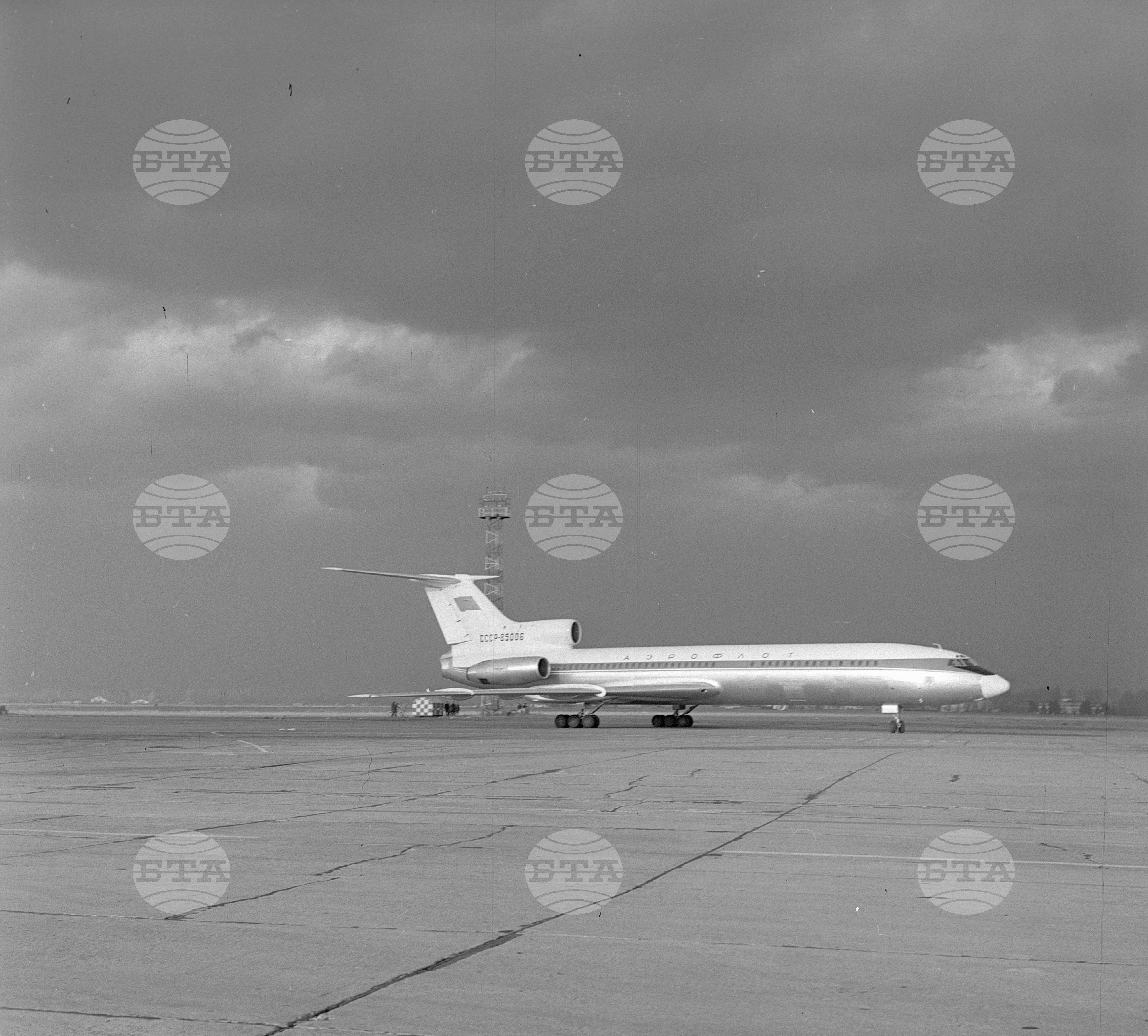 На Софийското летище "стъпи" съветският самолет "ТУ-154"