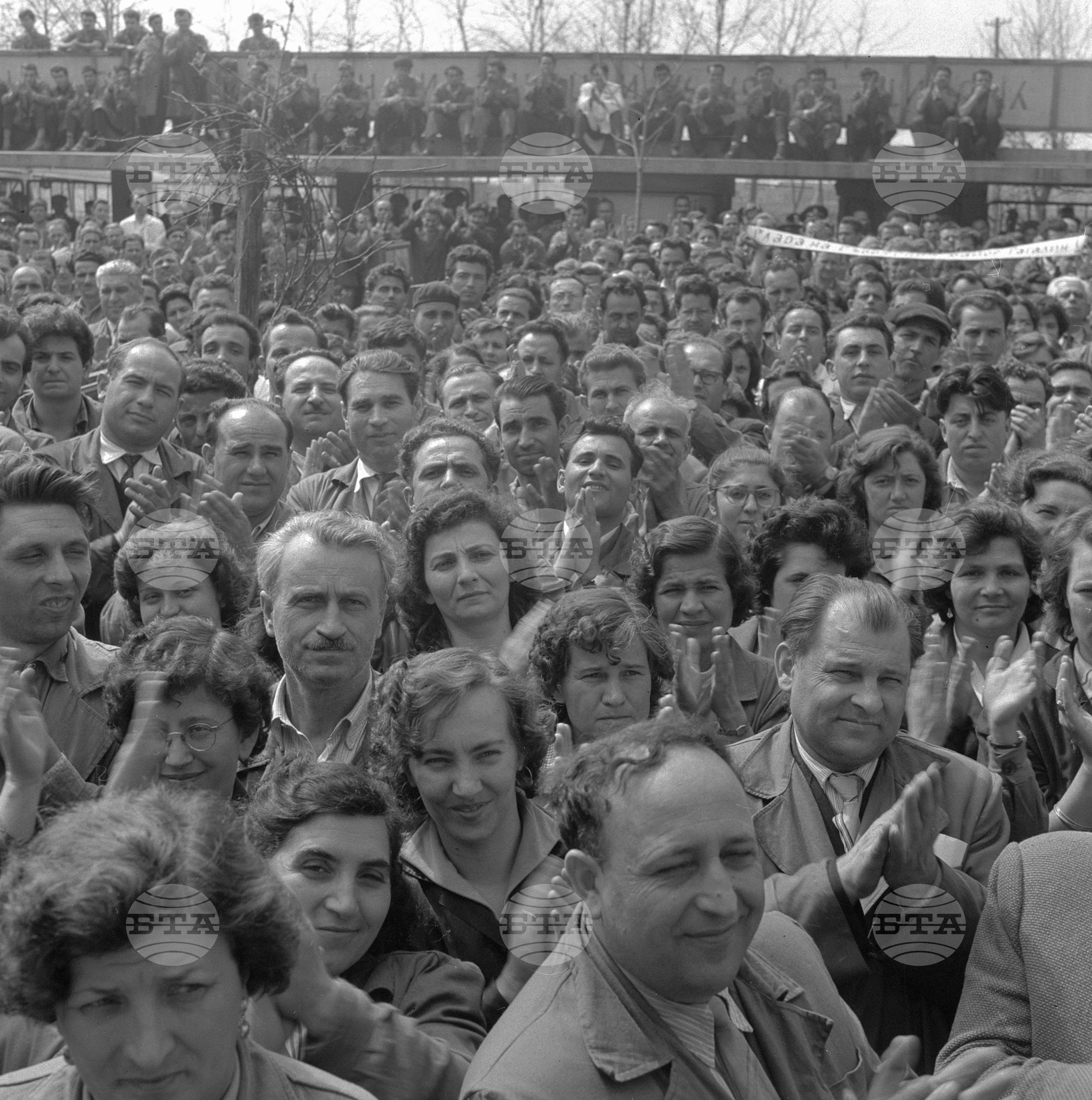 Съветският майор-летец Ю. А. Гагарин извърши успешен полет в Космоса - част 2