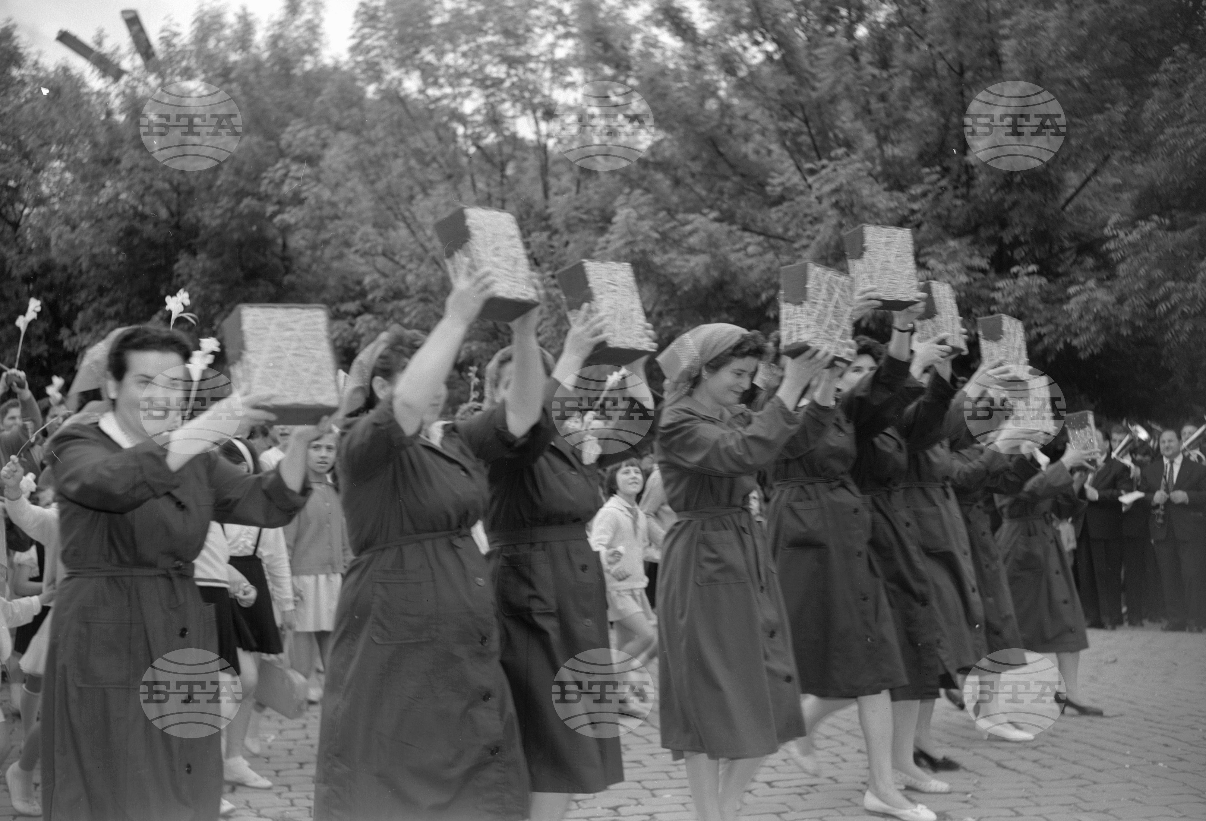 Величествената първомайска манифестация на трудещите се в Пловдив (1961) част 2
