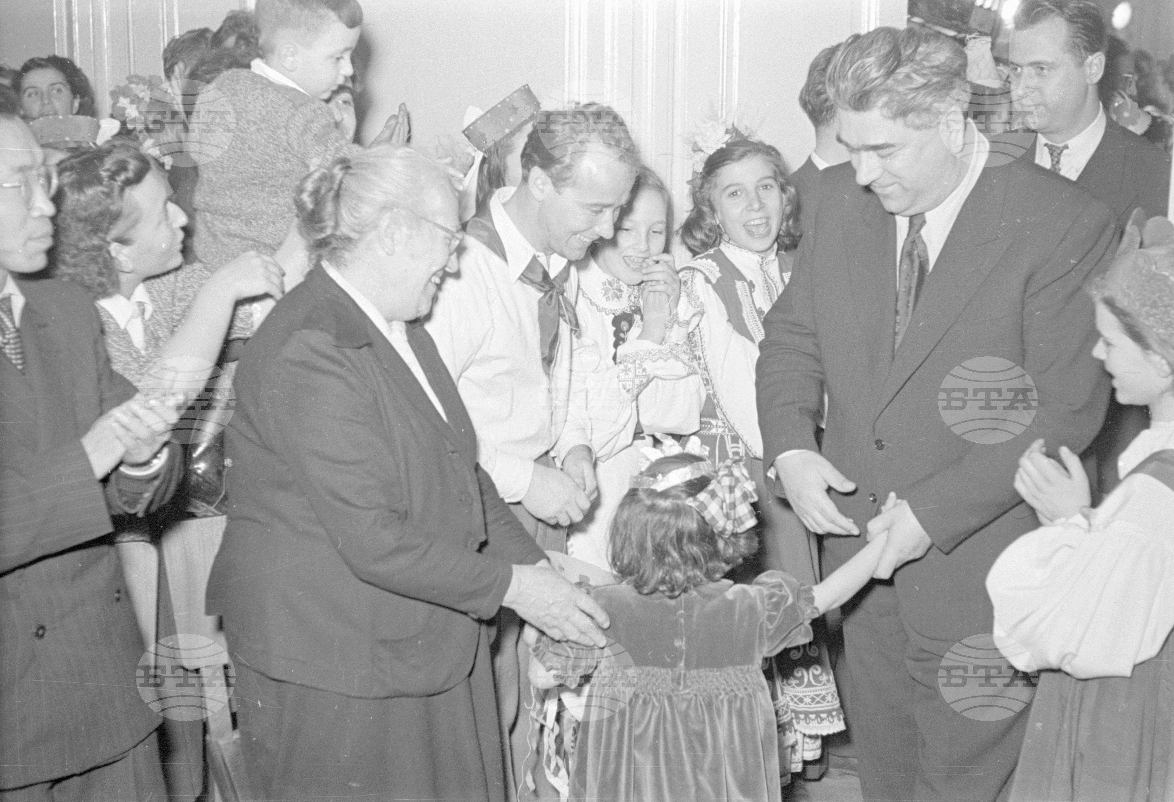 Вълко Червенков и пионери посрещат новата 1953 година