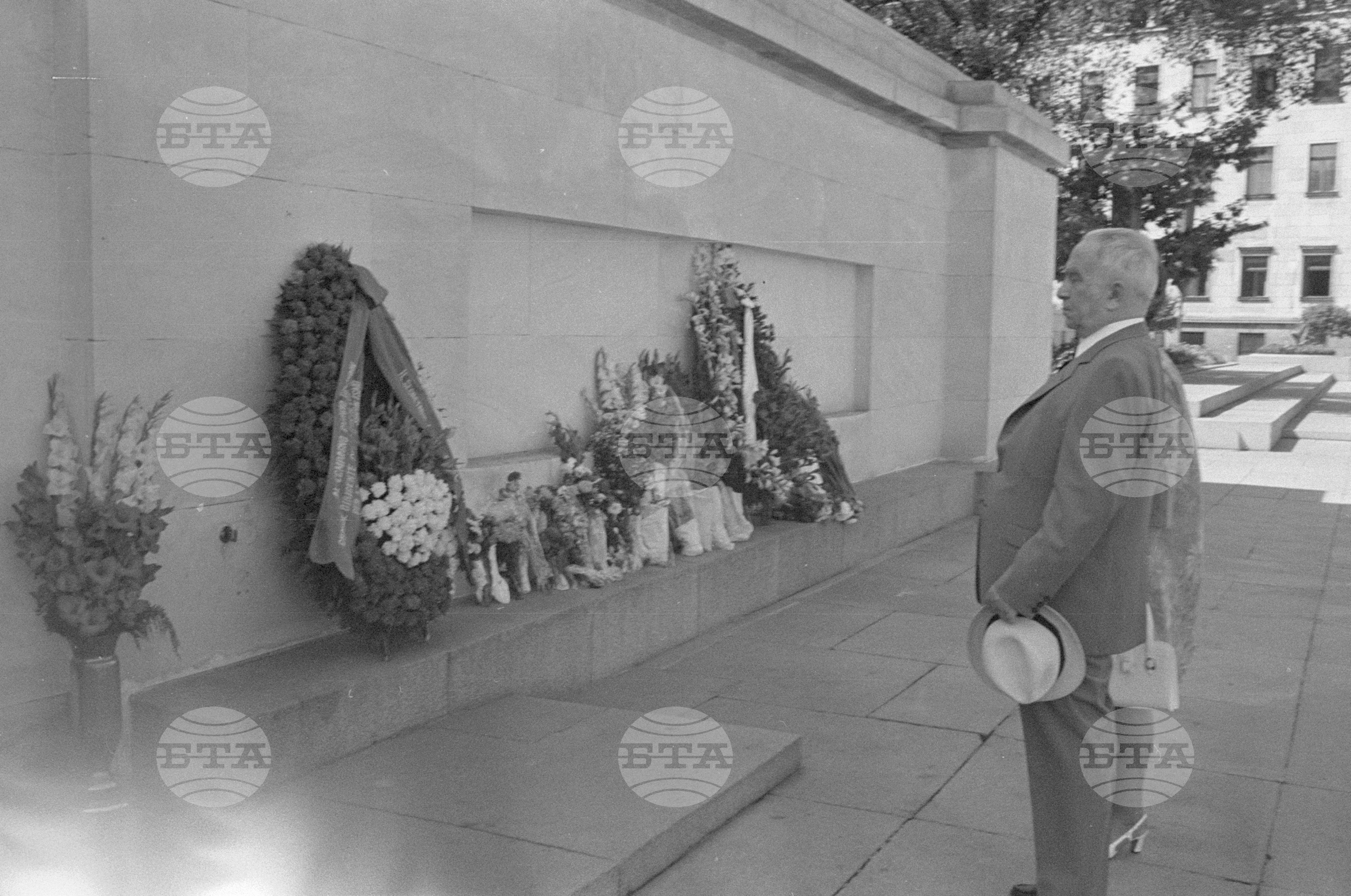 Луиджи Лонго положи венец пред Мавзолея на Георги Димитров
