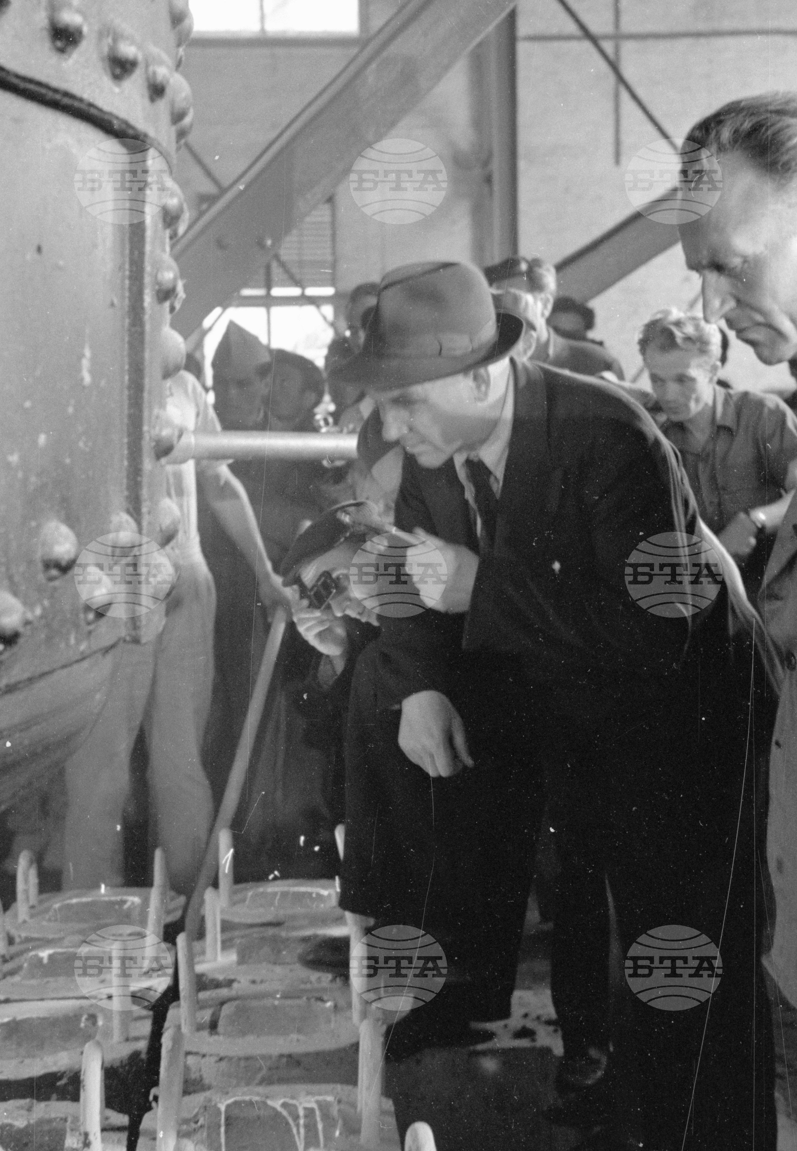 Държавен металургичен завод „Ленин“ - 1953 година - отливане на първата родна стомана
