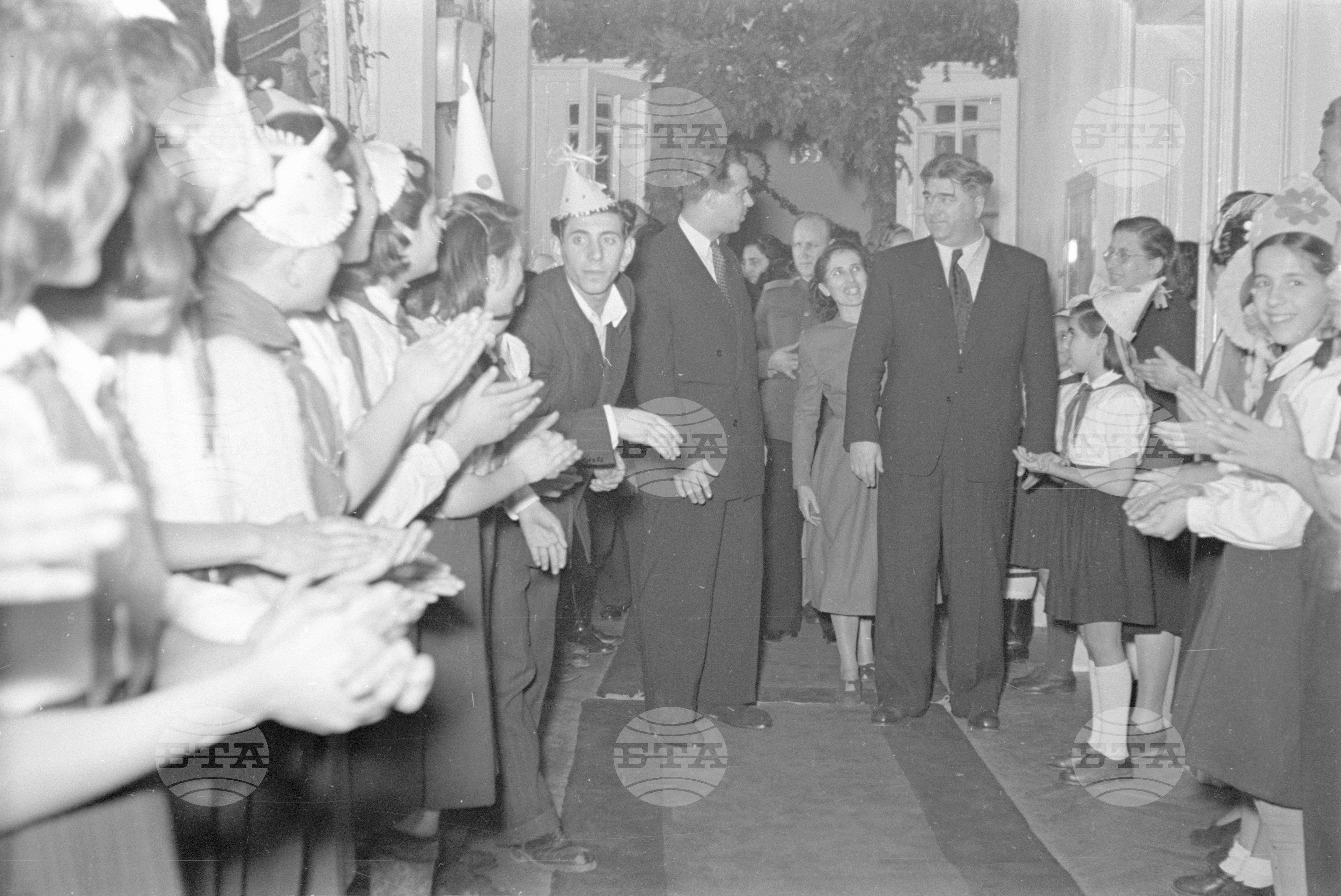 Вълко Червенков и пионери посрещат новата 1953 година