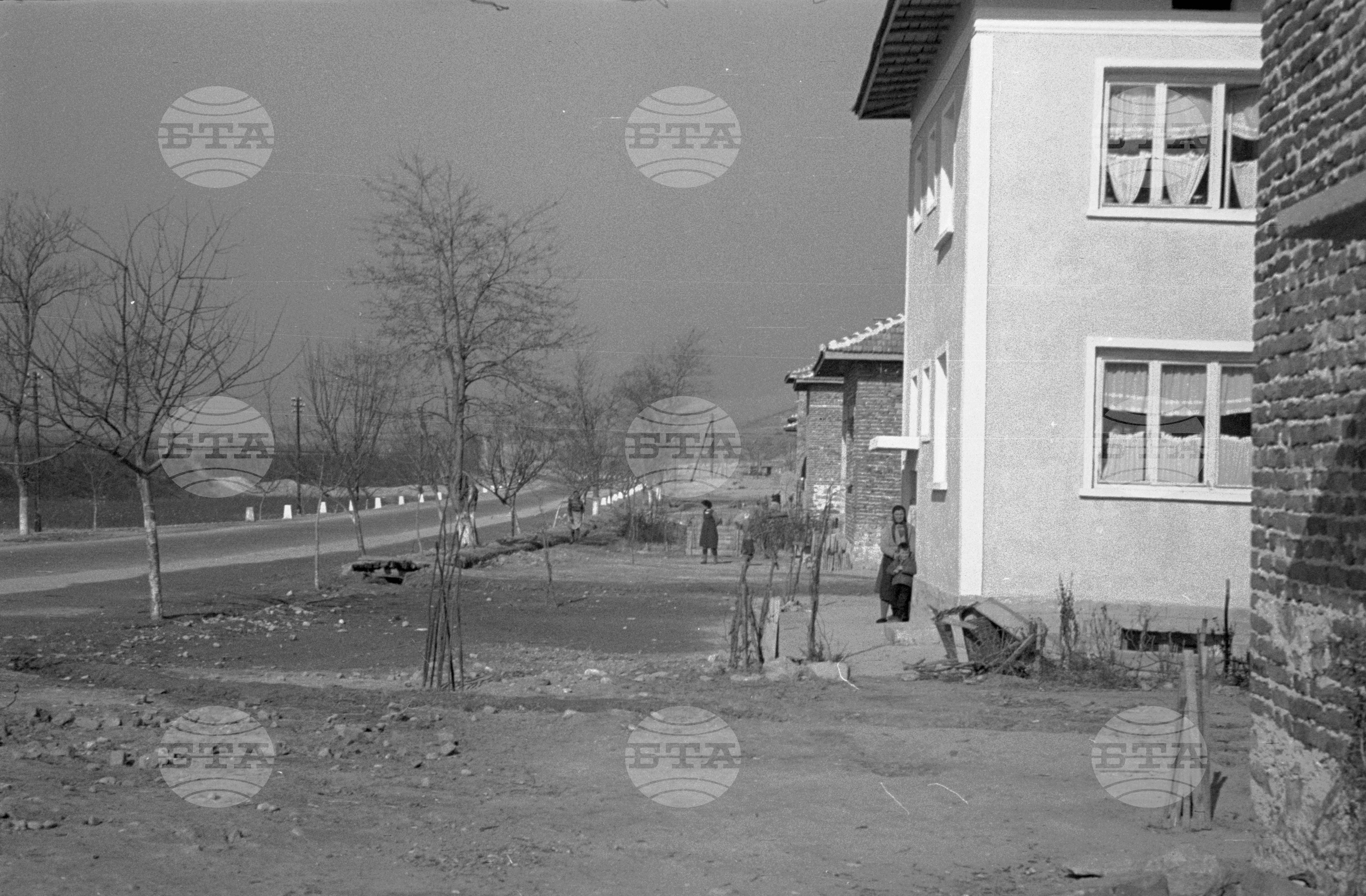 Нови къщи в село Долна Градешница, Благоевградски окръг
