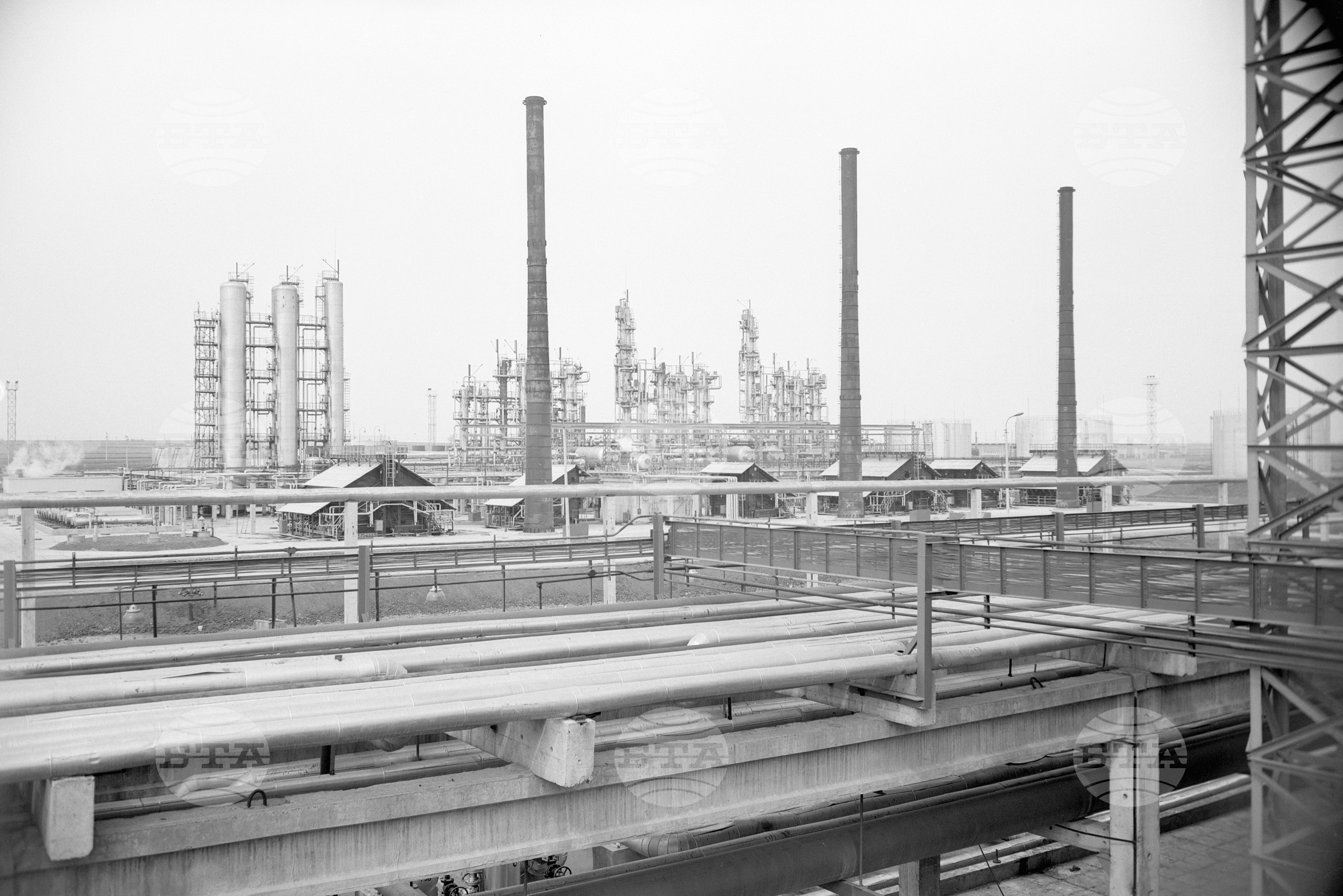 Нефтохимически комбинат край Плевен