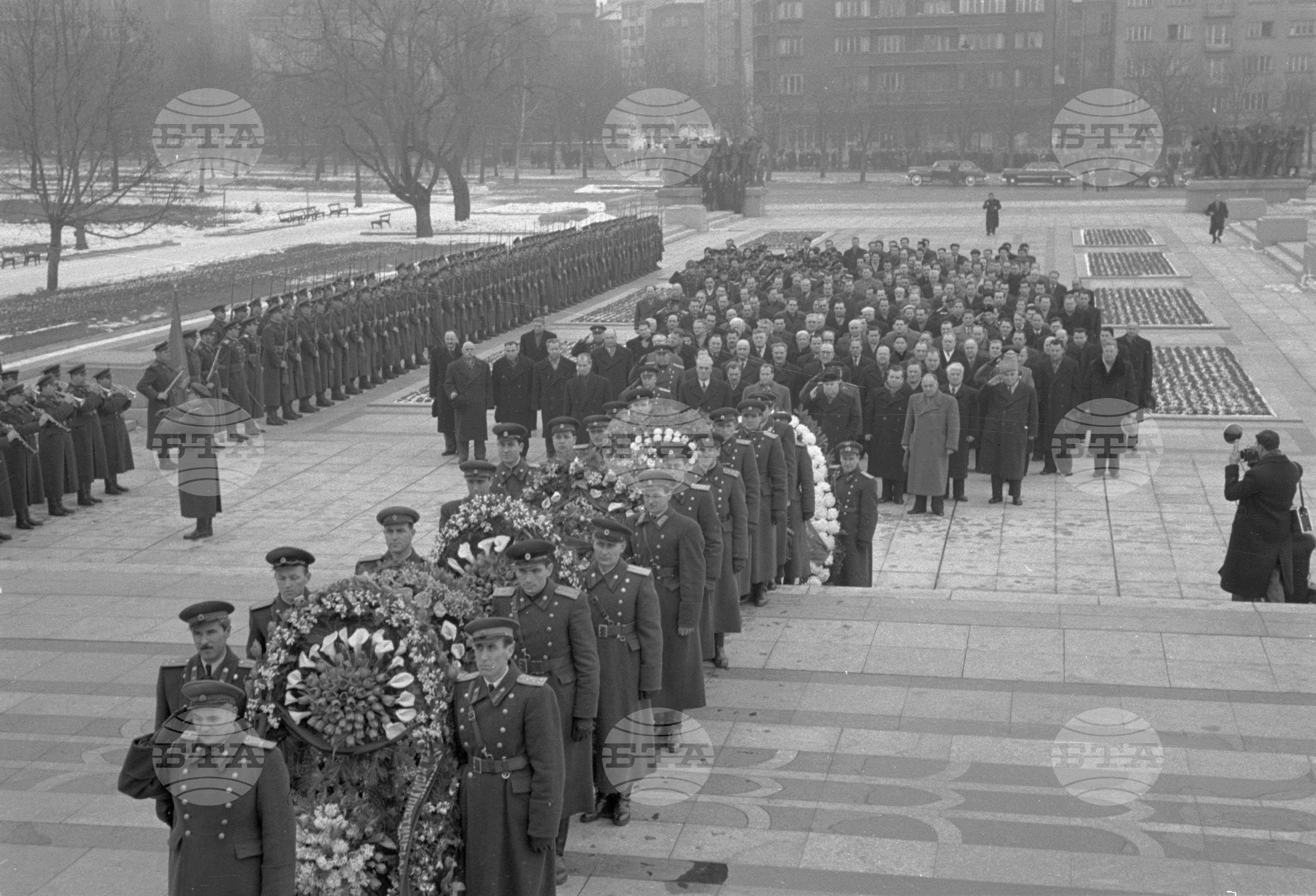 Полагане венци пред паметника на Съветската армия, по случай 38-та годишнина от създаването на Съветската армия и военноморския флот