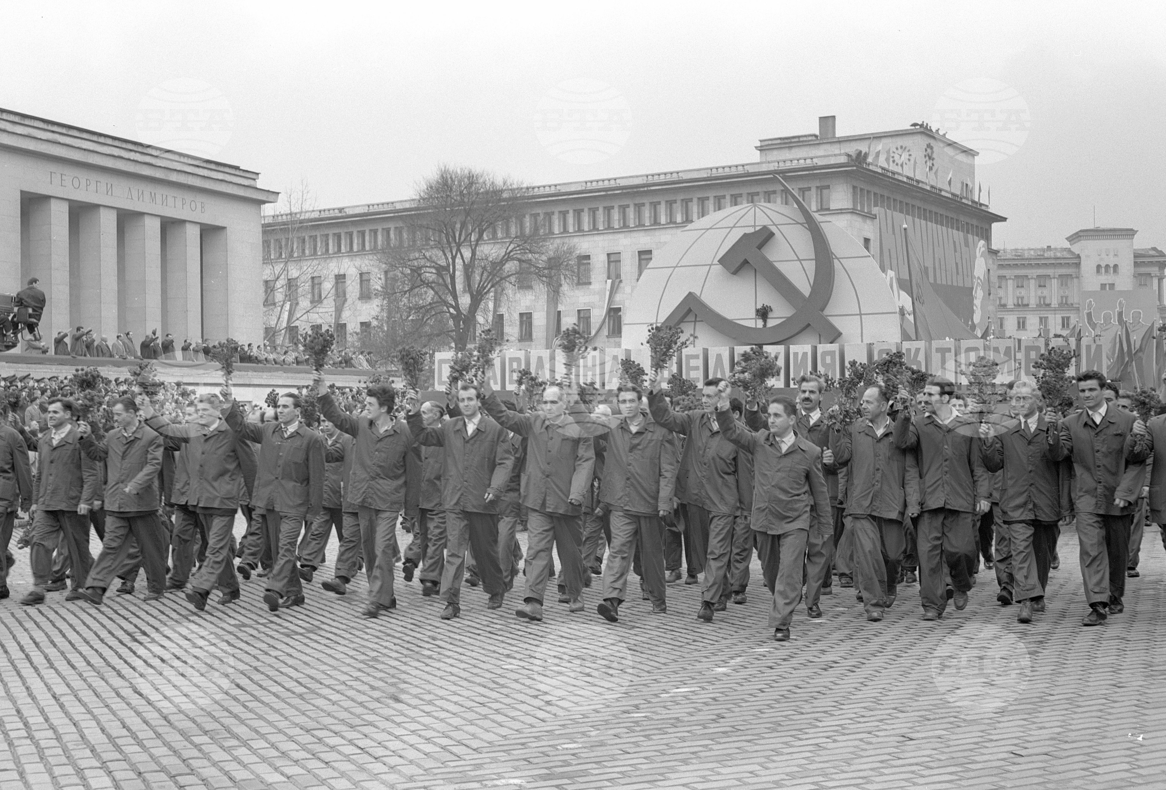 Възторжена манифестация на софийските трудещи се по случай 45-годишнината на Великата октомврийска социалистическа революция
