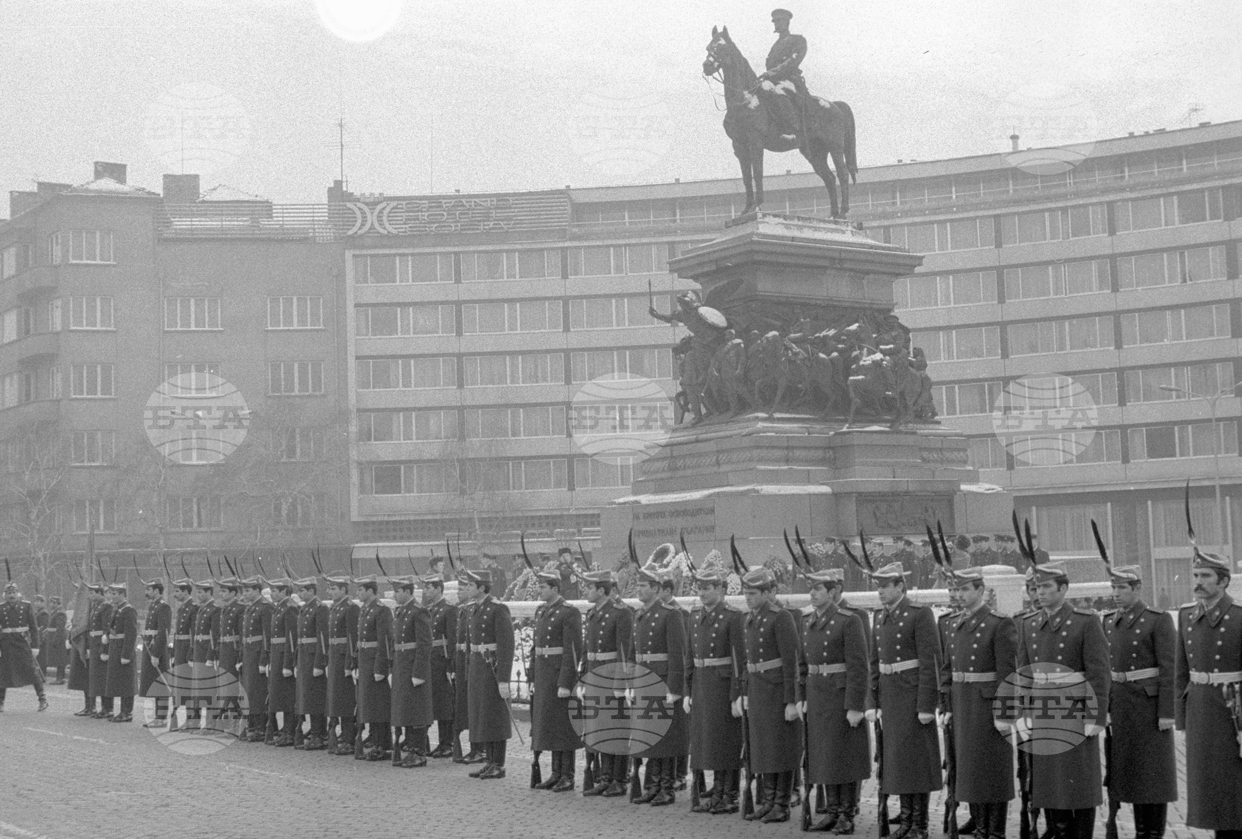 100 години от Освобождението на София - венци пред Паметника на освободителите