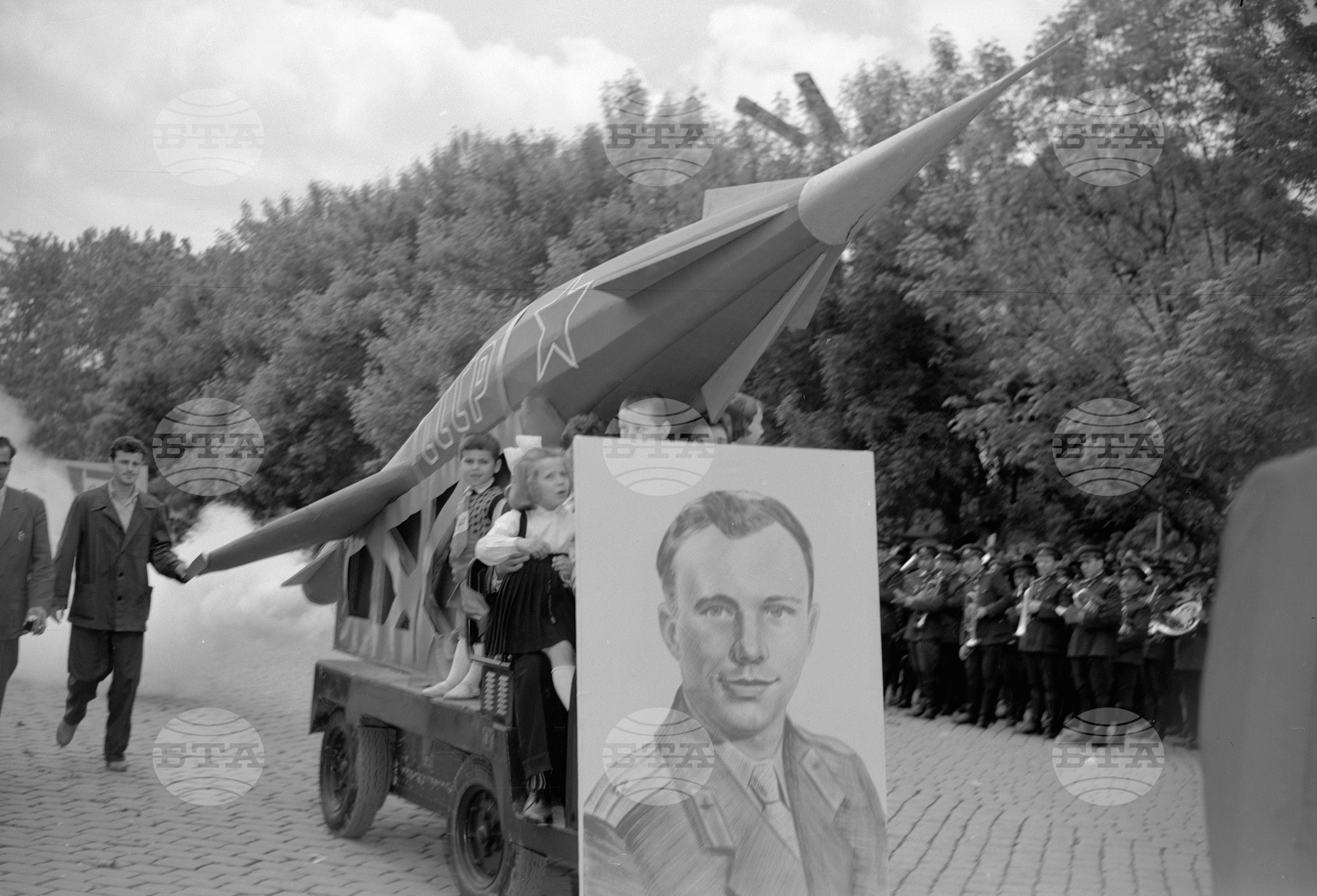 Величествената първомайска манифестация на трудещите се в Пловдив (1961) част 2