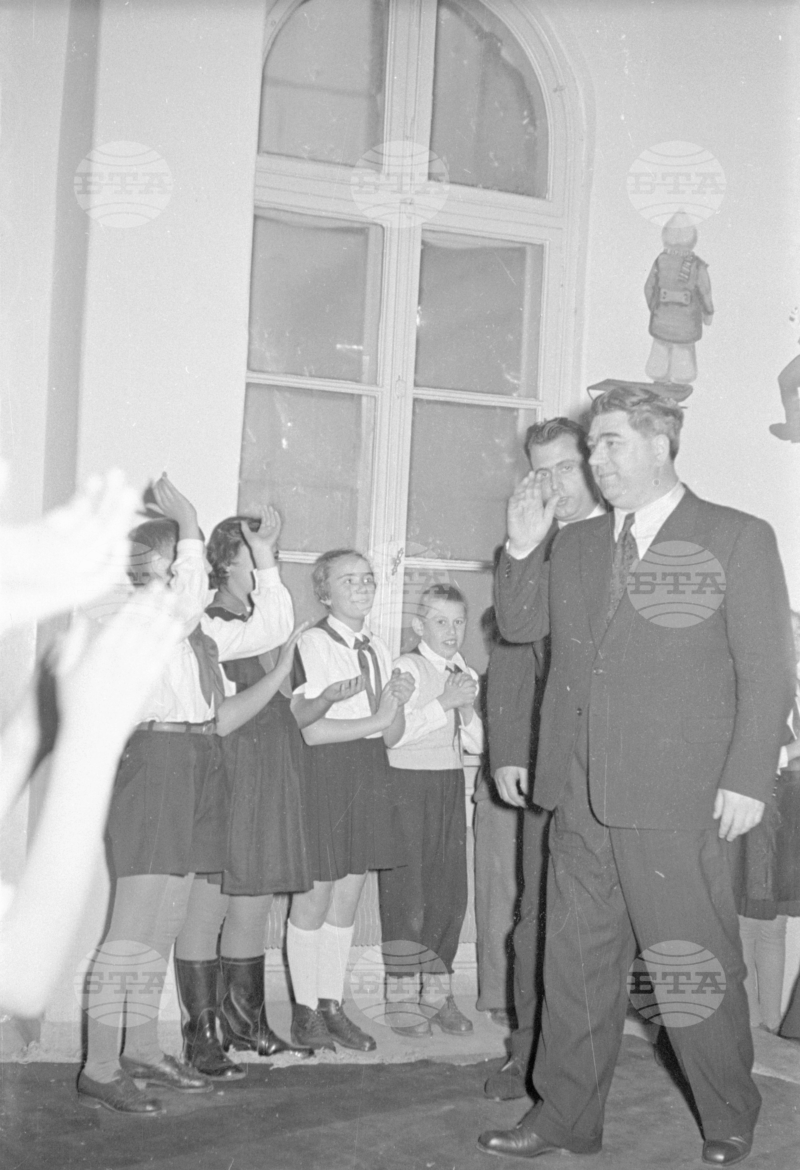 Вълко Червенков и пионери посрещат новата 1953 година