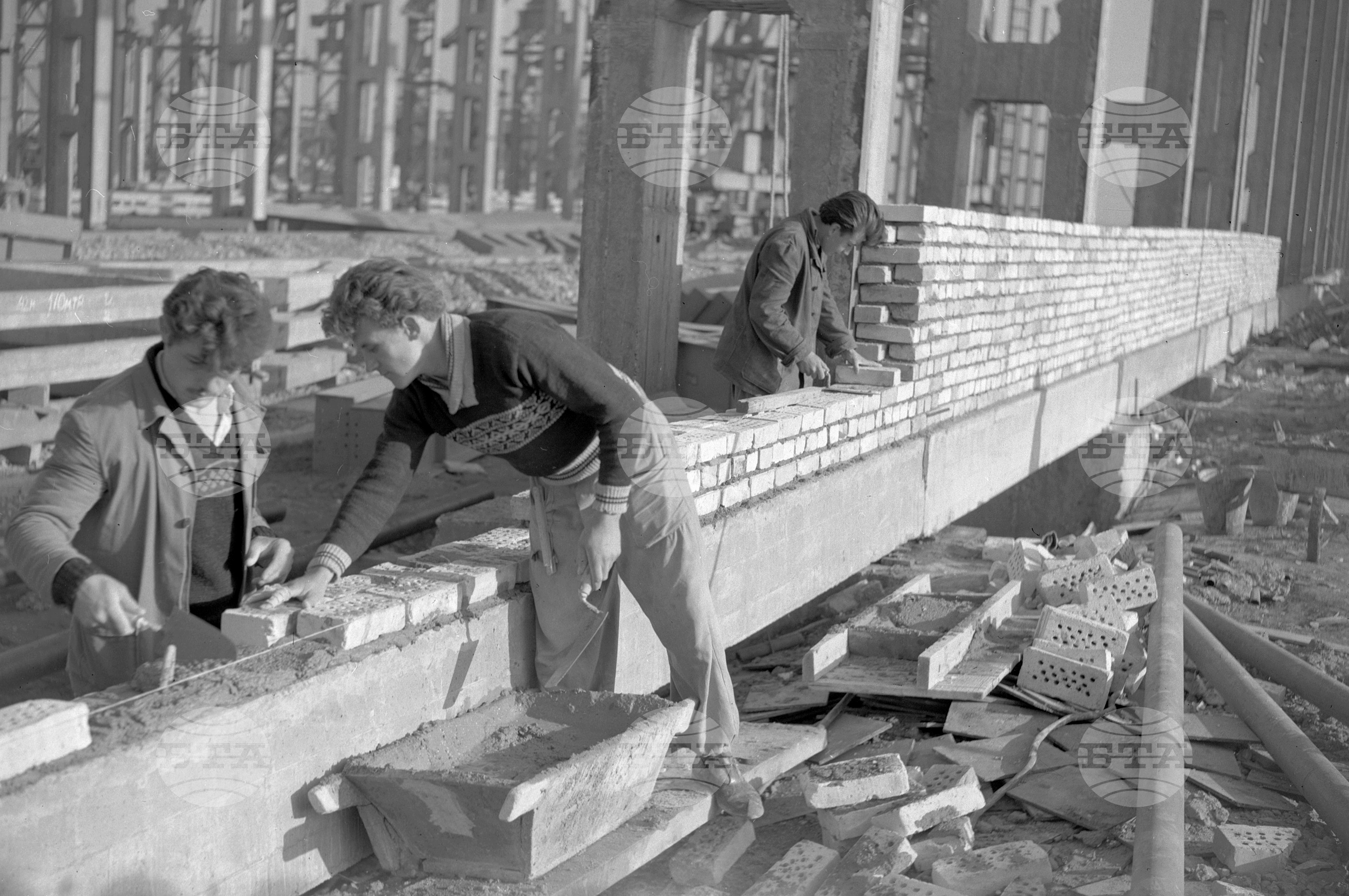На строежа на Металургичния комбинат "Кремиковци" - Четвърти строителен район част 3