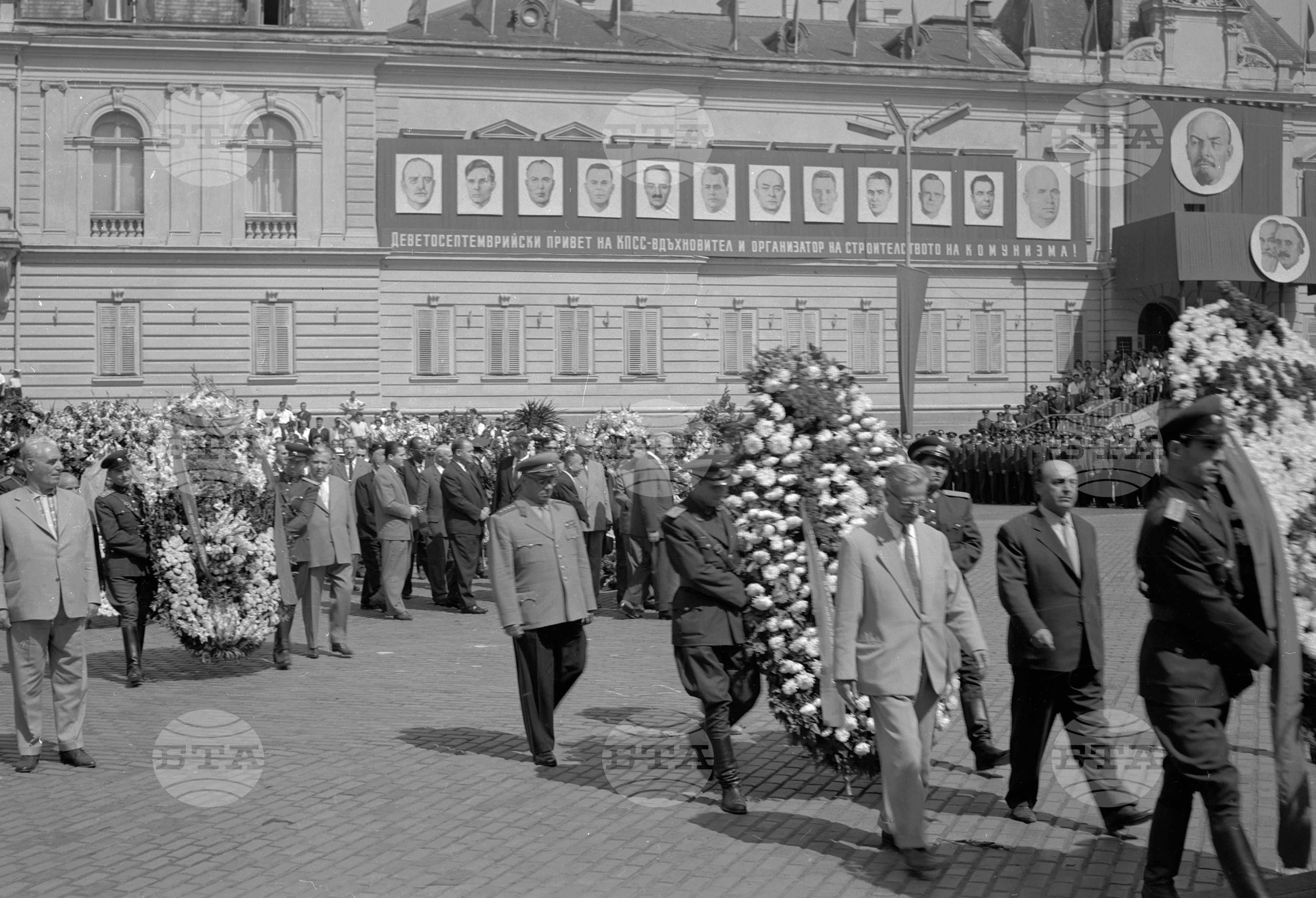 Полагане венци пред мавзолея на Георги Димитров и Паметника на Съветската армия