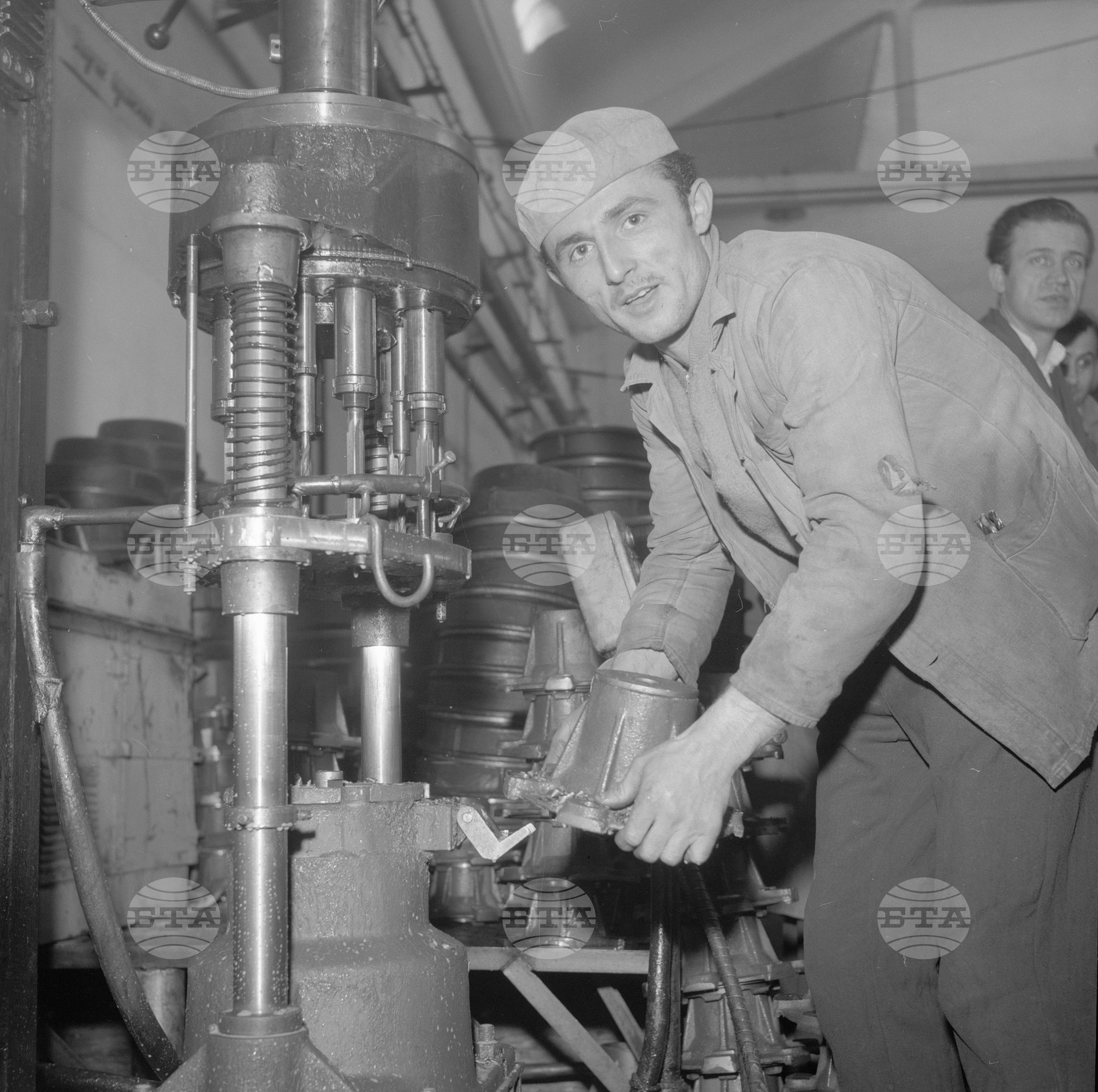 В Машиностроителния завод Коларовград (днес Шумен) - декември 1962 година