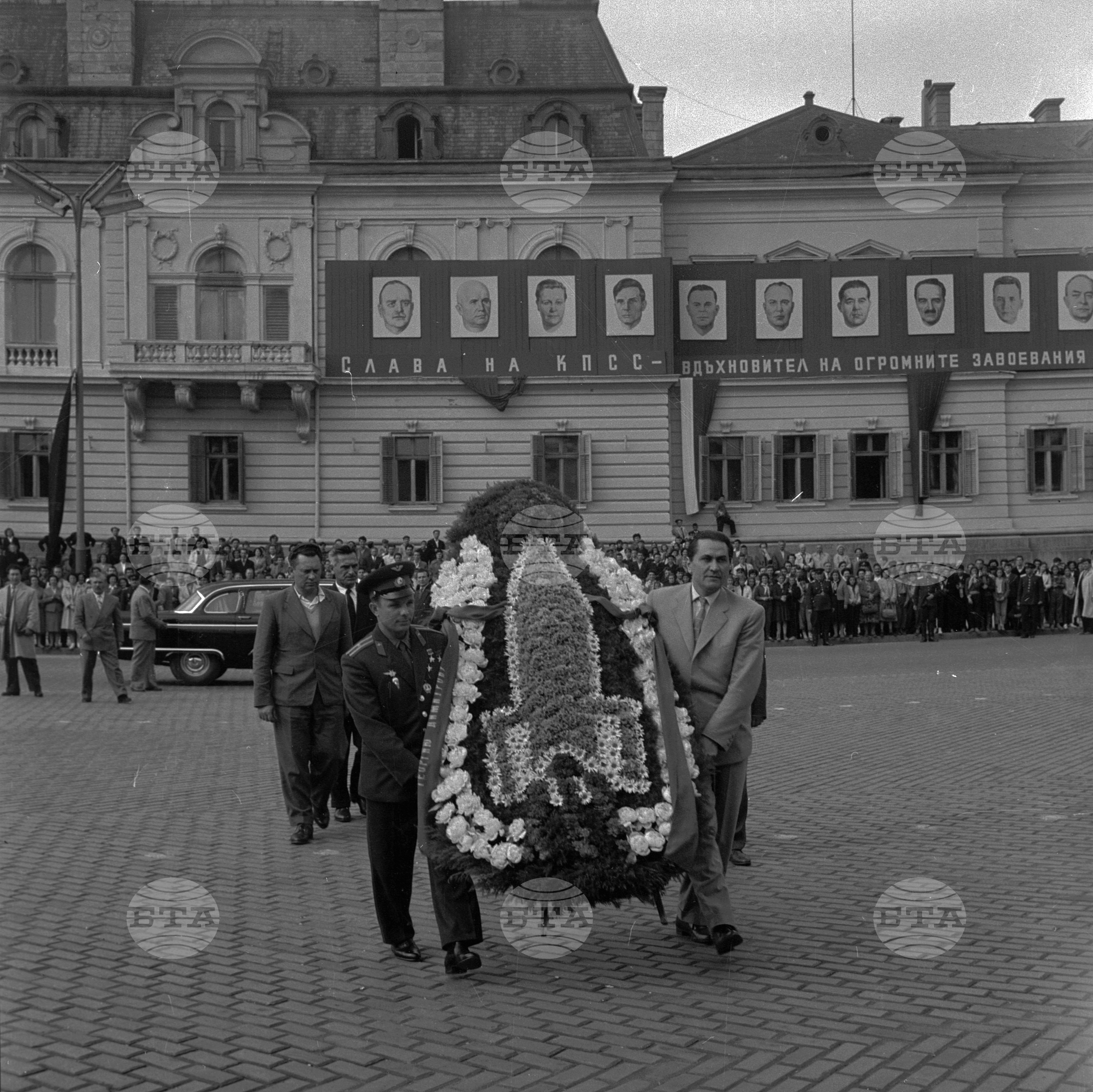 Юрий Гагарин положи венец пред мавзолея на Георги Димитров