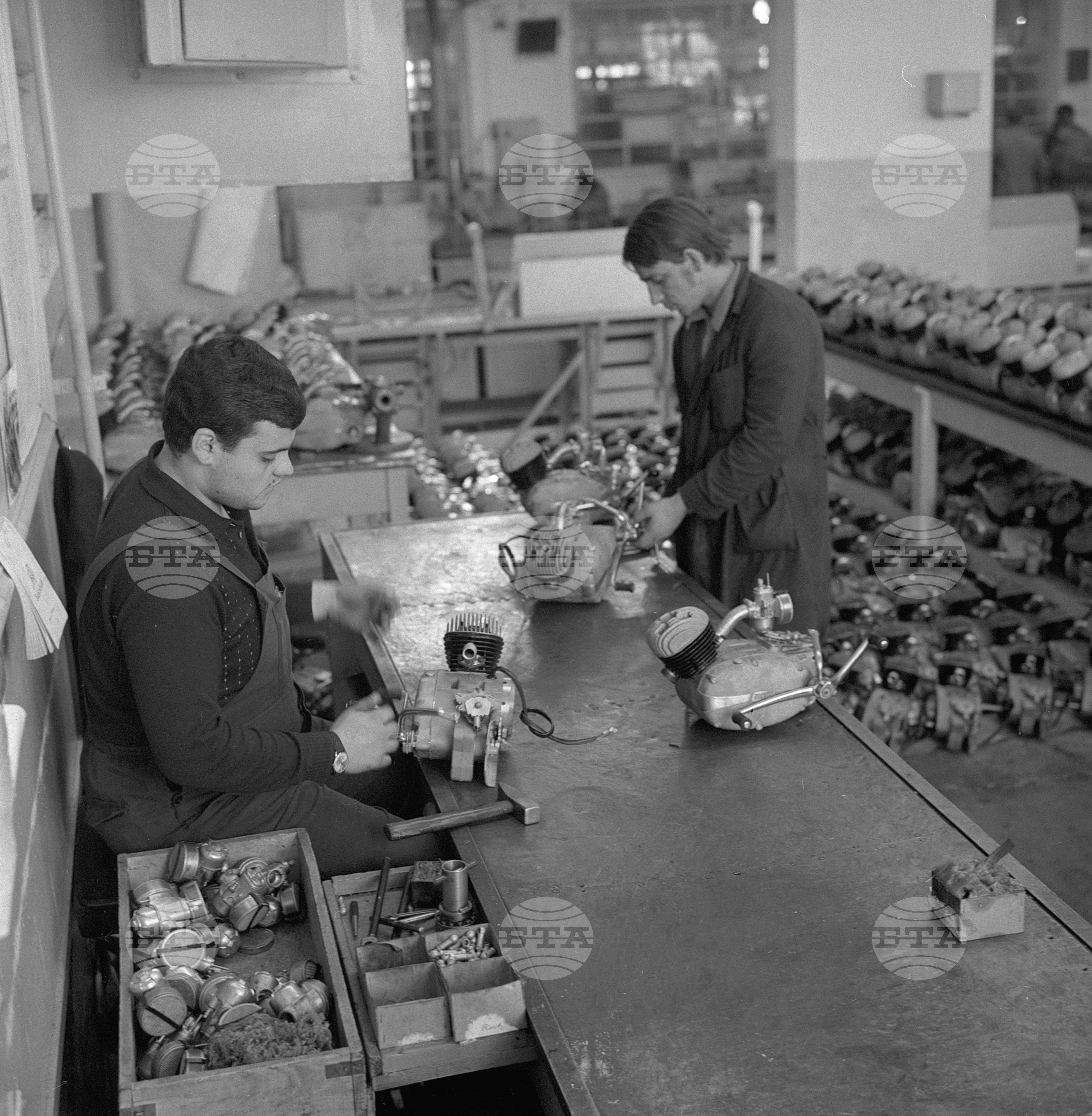 Предконгресно съревнование в Завода за бензинови двигатели ”Средец" - София