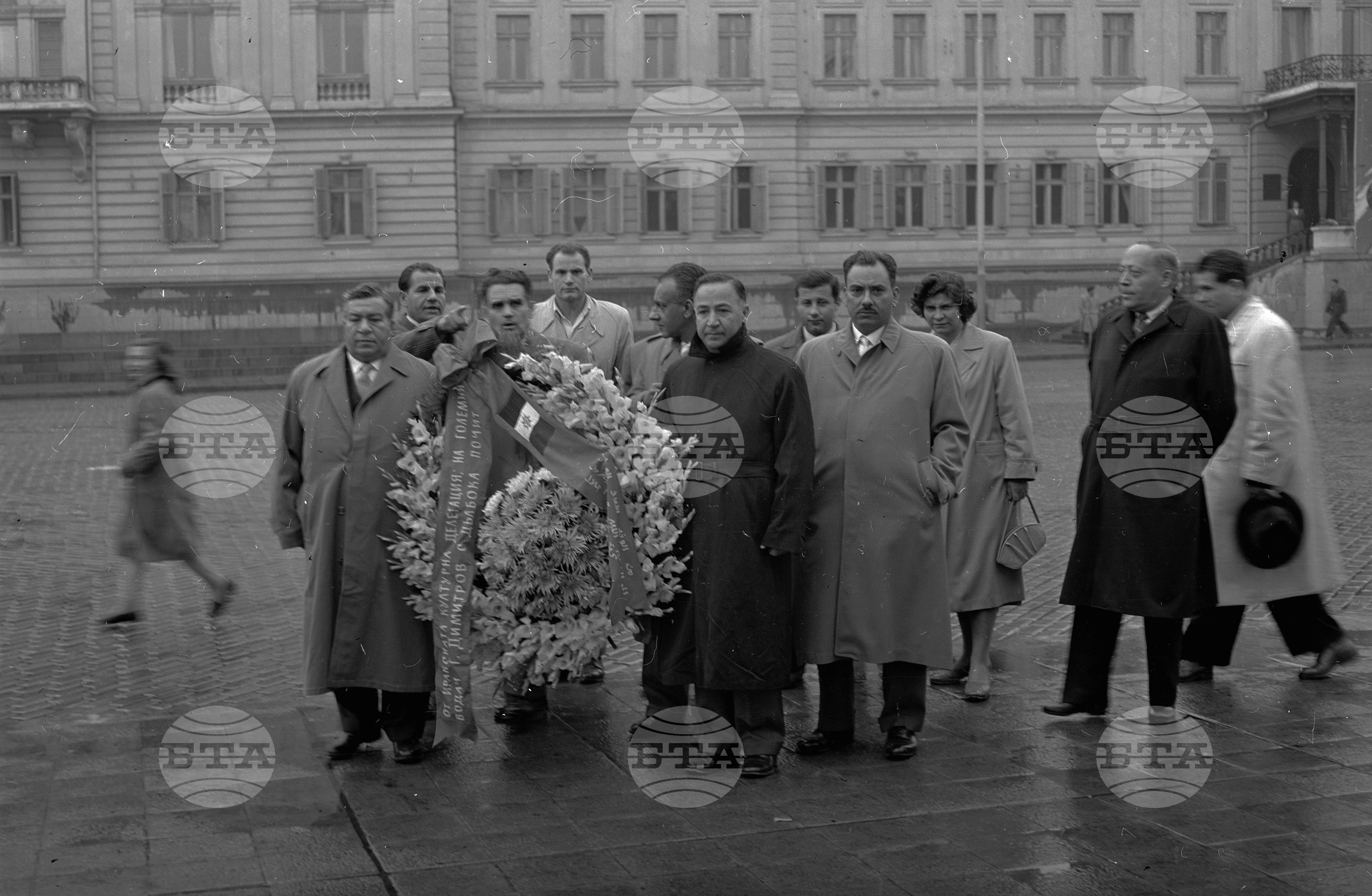 Иракска просветна делегация положи венец пред Мавзолея на Георги Димитров