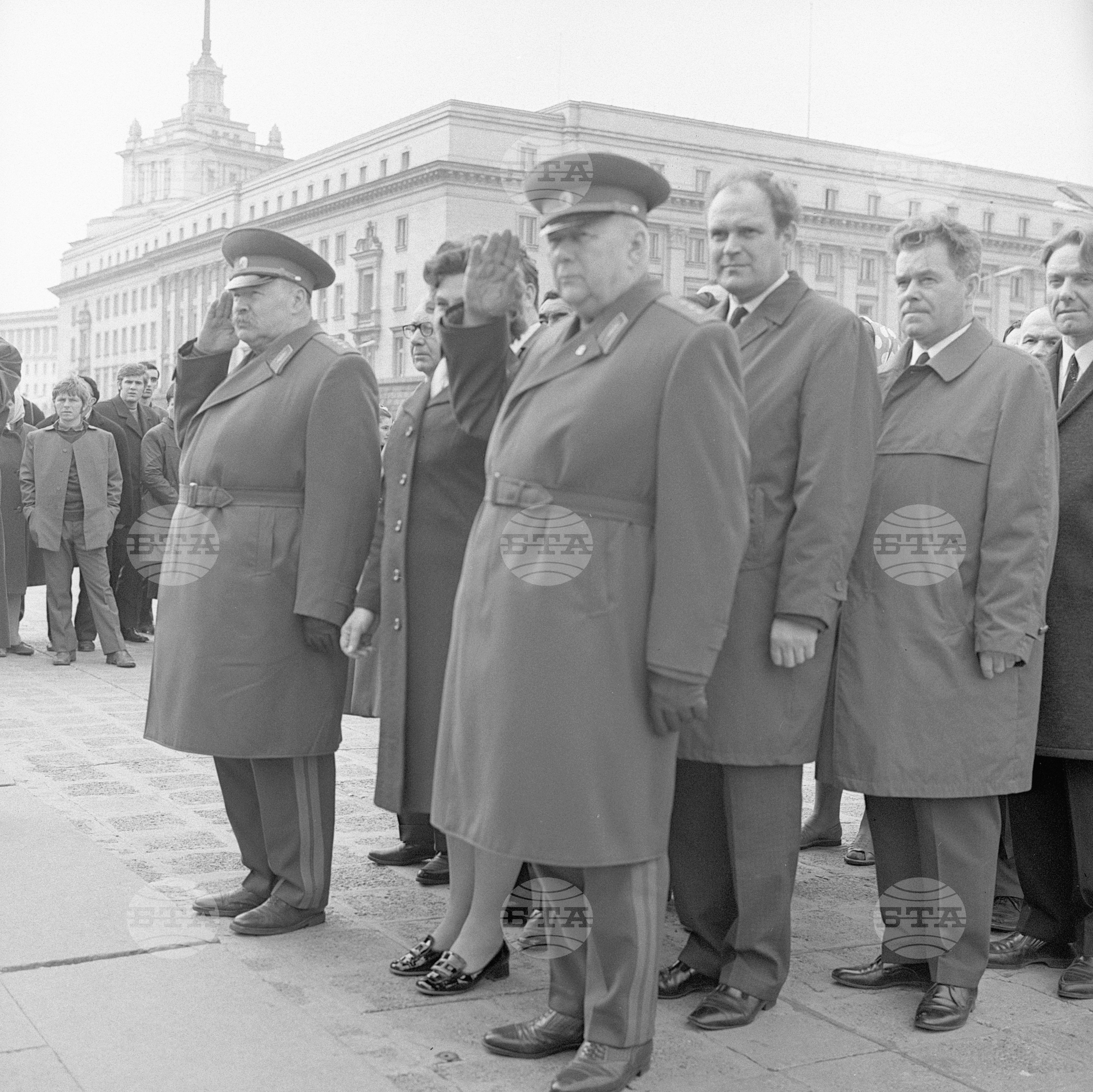 Участниците във "влака на мира" от СССР (Съюзът на съветските социалистически републики) положиха венец пред мавзолея на Георги Димитров