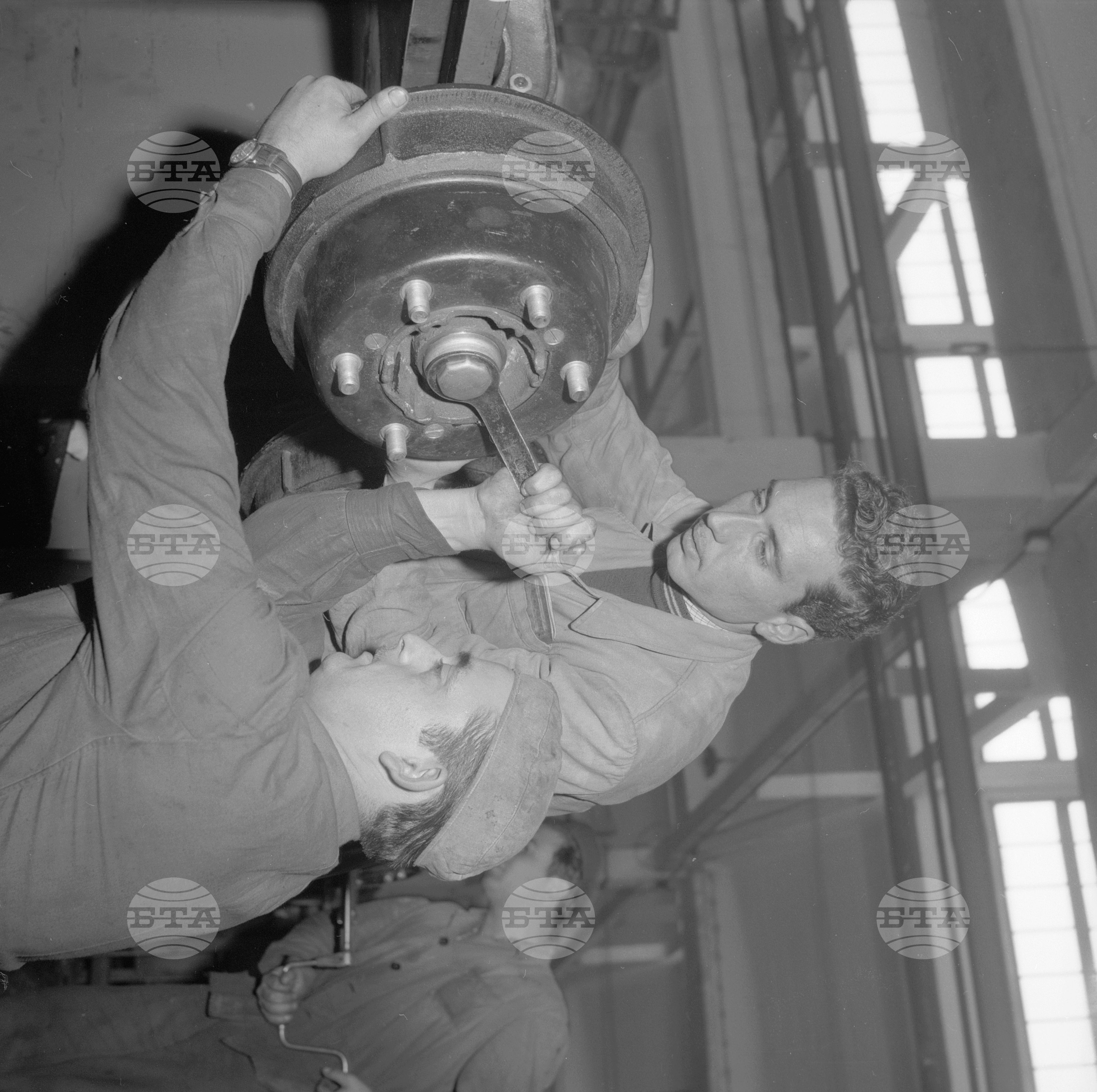 В Машиностроителния завод Коларовград (днес Шумен) - декември 1962 година