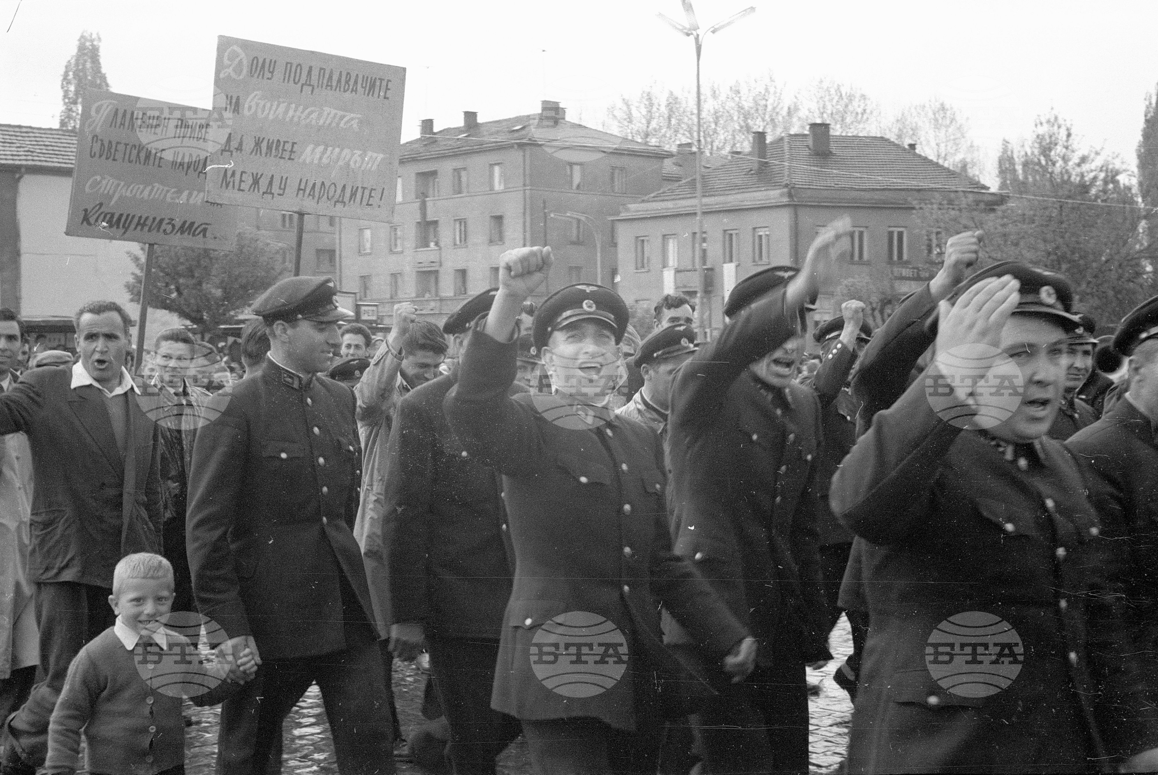 Първомайската манифестация на трудещите се в Димитрово (днес Перник) част 2