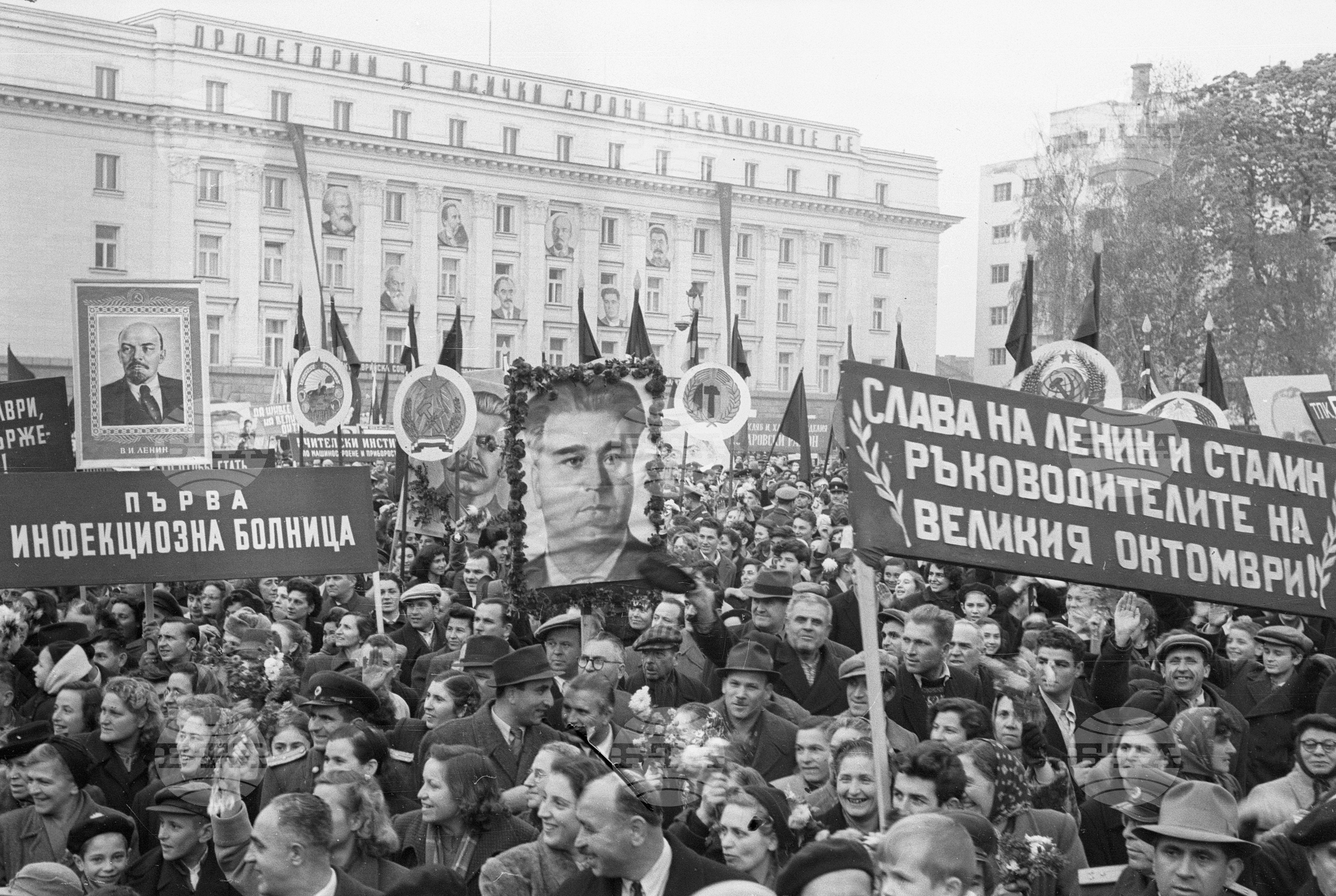 Манифестация на трудещите се от София по случай 36-та годишнина от Великата октомврийска социалистическа революция